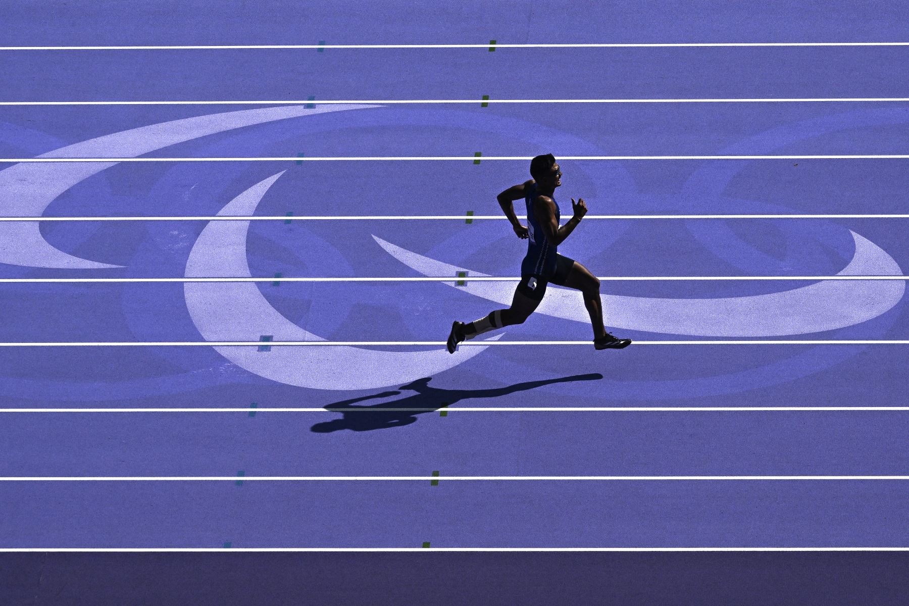 Un atleta compite en la prueba atlética masculina de 100 m T13 durante los Juegos Paralímpicos París 2024 en el Stade de France en Saint-Denis, al norte de París.
Foto: AFP