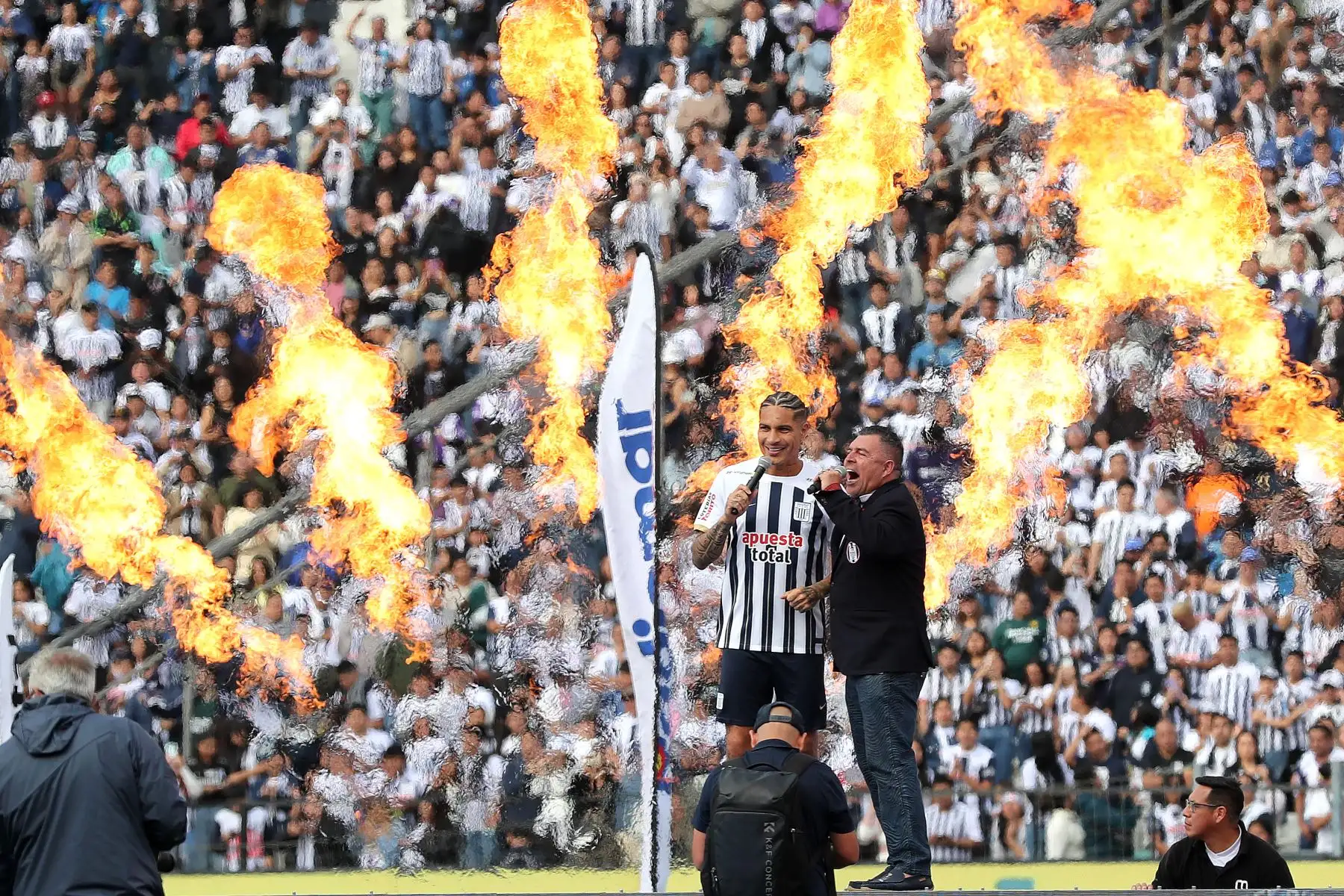 Alianza Lima presenta oficialmente a Paolo Guerrero como flamante refuerzo para el Torneo Clausura. Foto: ANDINA/ Lino Chipana