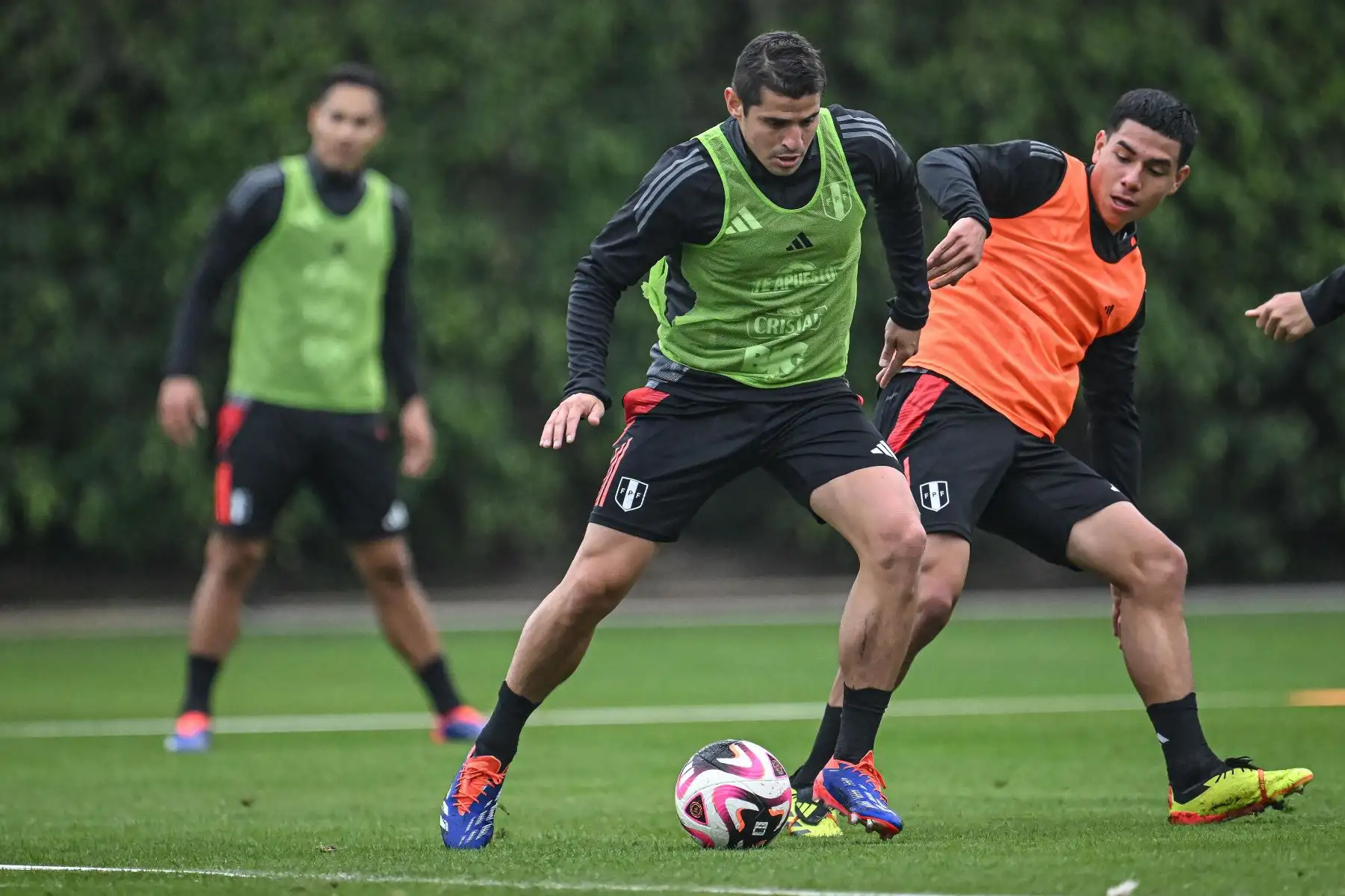 Aldo Corzo, jugador de la Selección Peruana realiza   entrenamientos en la Videna FPF de San Luis con miras a las fechas 7 y 8 de las Clasificatorias al Mundial 2026. 
Foto: FPF
