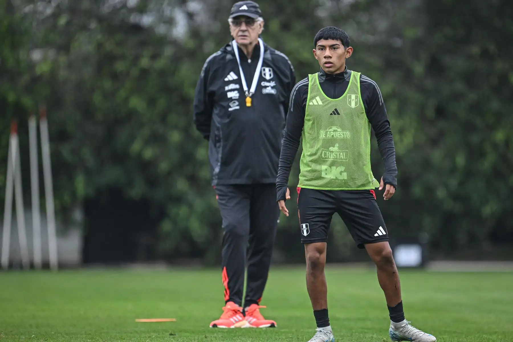 Maxloren Castro, jugador de la Selección Peruana realiza   entrenamientos en la Videna FPF de San Luis con miras a las fechas 7 y 8 de las Clasificatorias al Mundial 2026. 
Foto: FPF