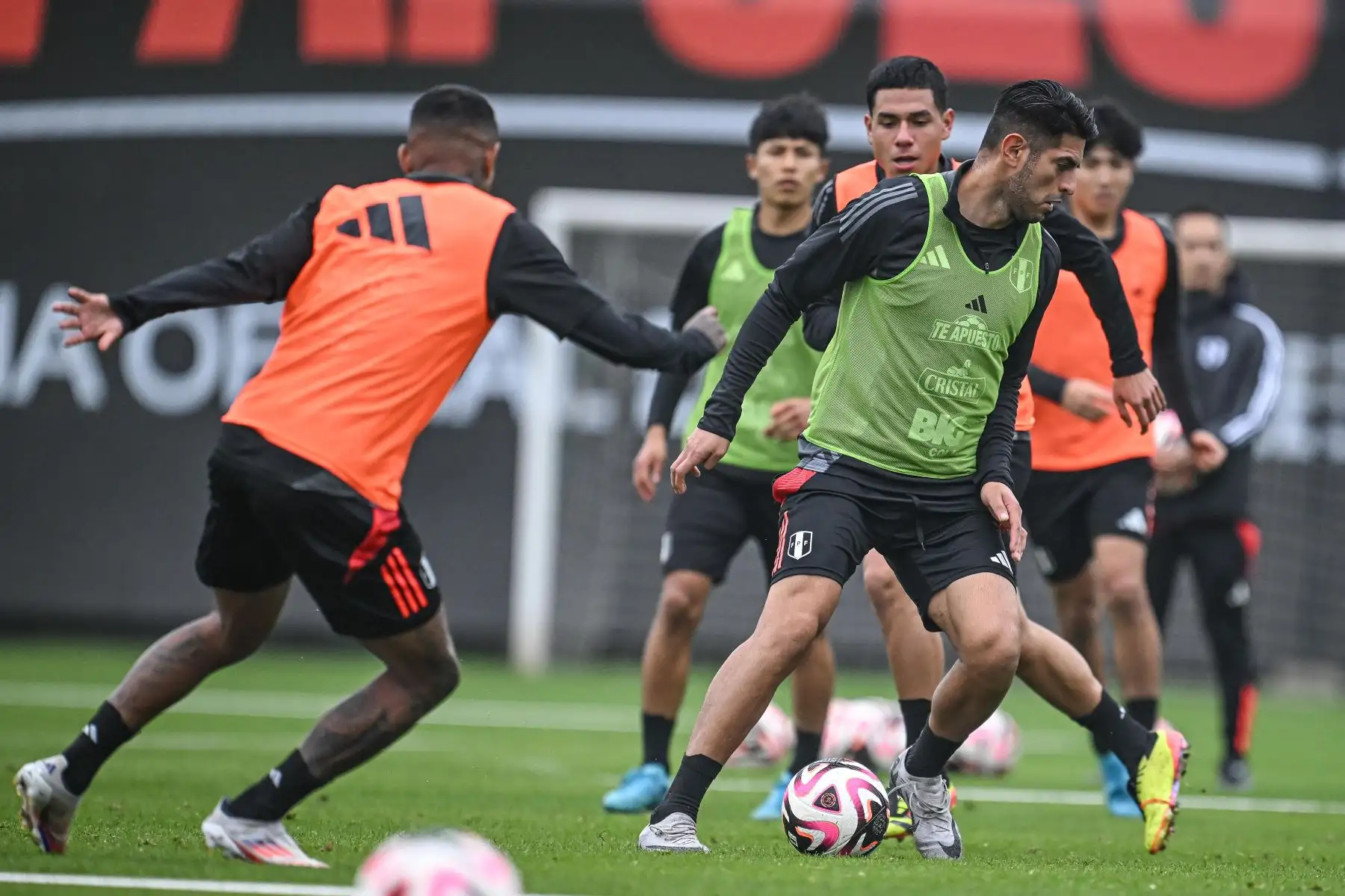 Carlos Zambrano, jugador de la Selección Peruana realiza   entrenamientos en la Videna FPF de San Luis con miras a las fechas 7 y 8 de las Clasificatorias al Mundial 2026. 
Foto: FPF