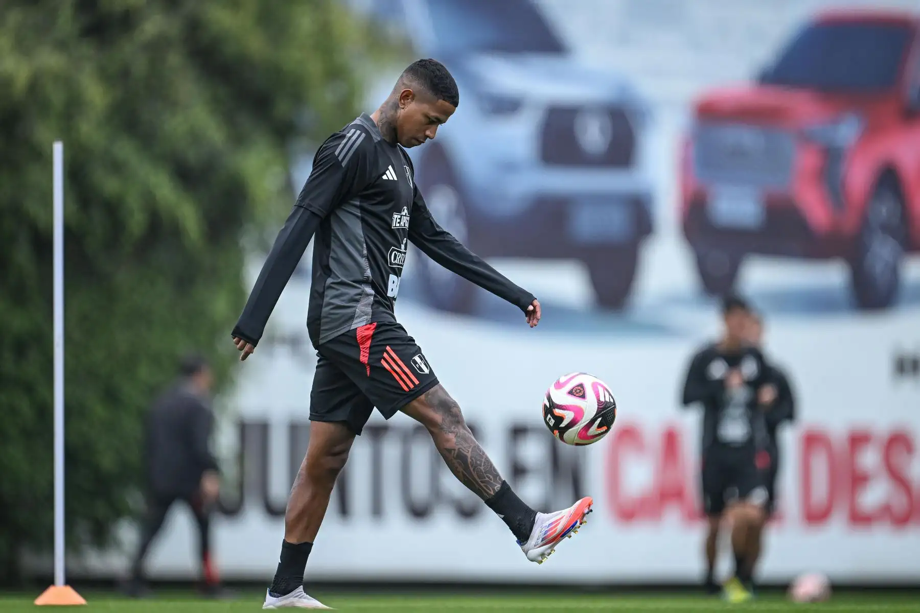 Andy Polo, jugador de la Selección Peruana realiza   entrenamientos en la Videna FPF de San Luis con miras a las fechas 7 y 8 de las Clasificatorias al Mundial 2026. 
Foto: FPF