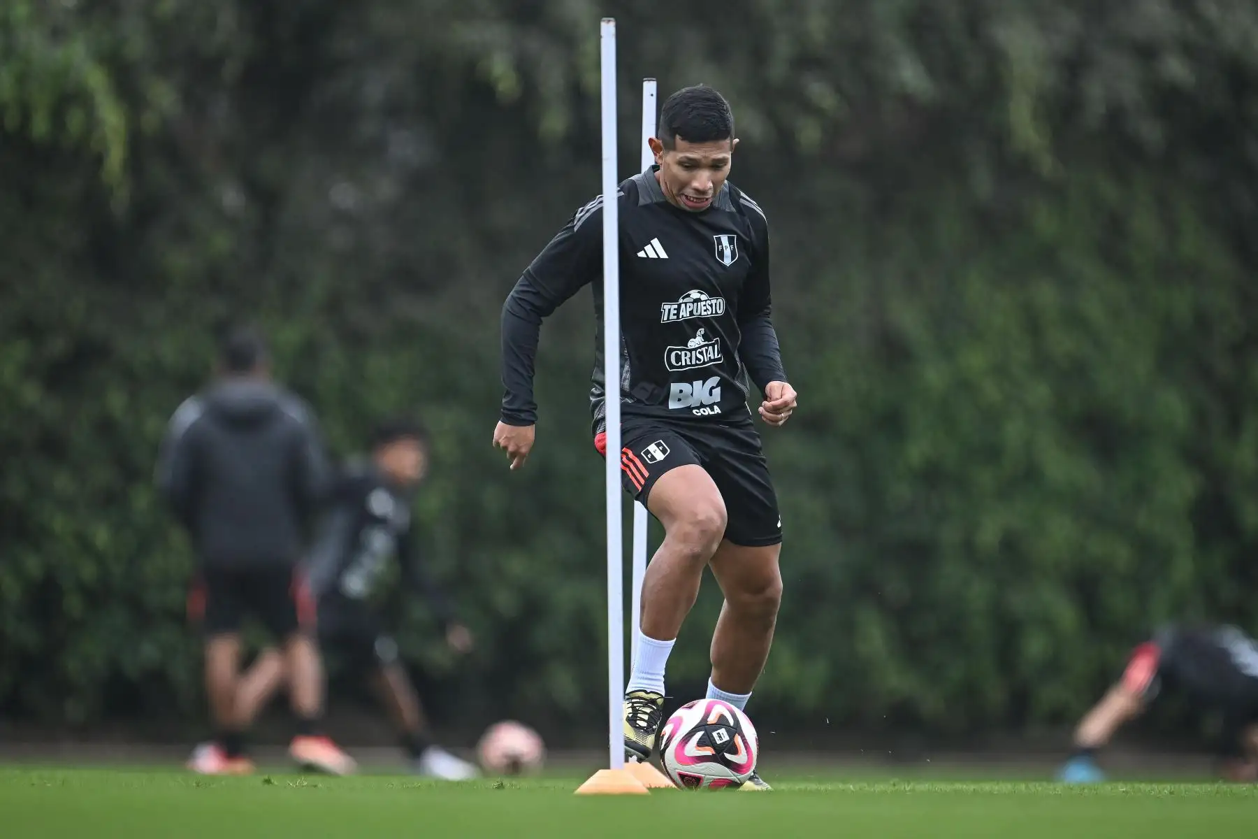 Edison Flores, jugador de la Selección Peruana realiza   entrenamientos en la Videna FPF de San Luis con miras a las fechas 7 y 8 de las Clasificatorias al Mundial 2026. 
Foto: FPF
