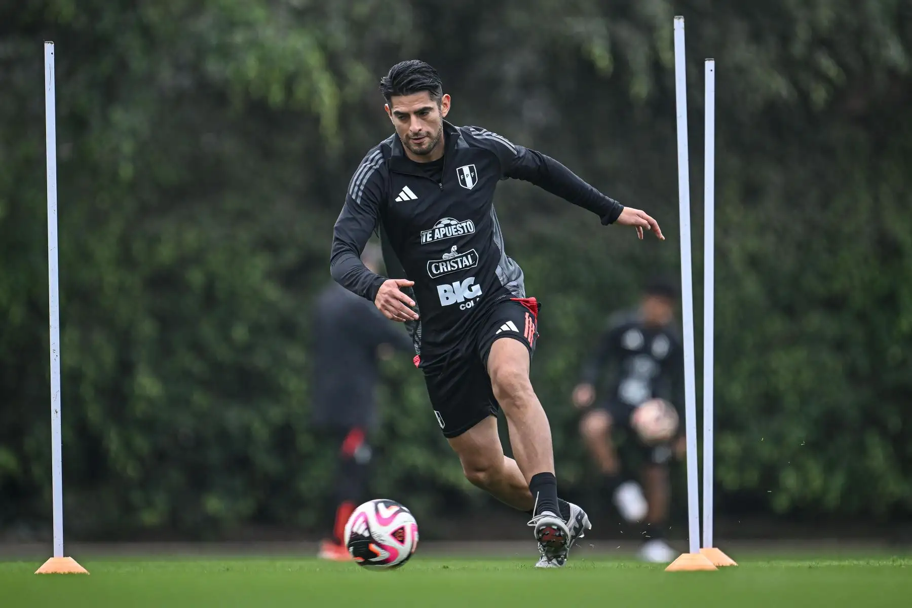 Carlos Zambrazo, jugador de la Selección Peruana realiza   entrenamientos en la Videna FPF de San Luis con miras a las fechas 7 y 8 de las Clasificatorias al Mundial 2026. 
Foto: FPF