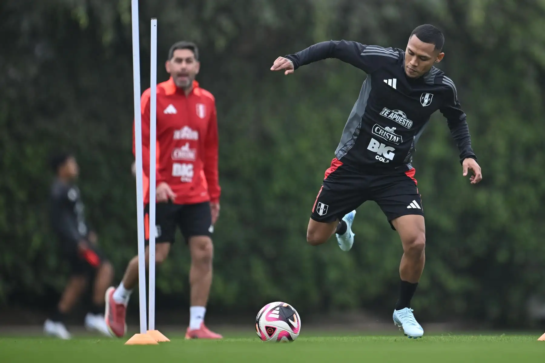 Brayam Reyna, jugador de la Selección Peruana realiza   entrenamientos en la Videna FPF de San Luis con miras a las fechas 7 y 8 de las Clasificatorias al Mundial 2026. 
Foto: FPF