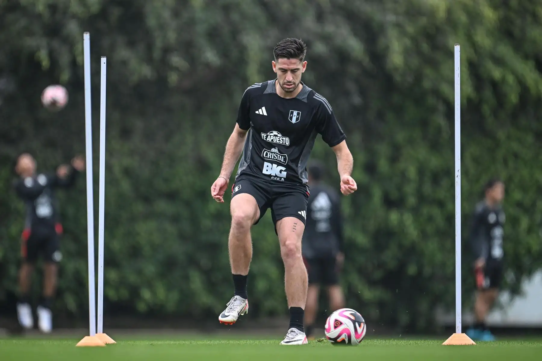 Santiago Ormeño, jugador de la Selección Peruana realiza   entrenamientos en la Videna FPF de San Luis con miras a las fechas 7 y 8 de las Clasificatorias al Mundial 2026. 
Foto: FPF