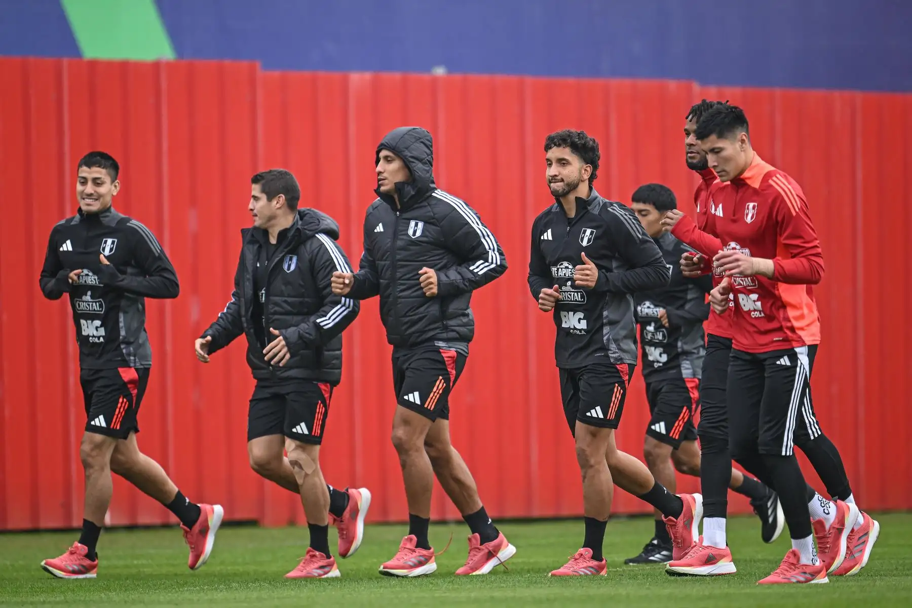 Jorge Murrugarra, Aldo Corzo, Alex Valera y Jean Pierre Archimbaud, jugadores de la Selección Peruana realizan   entrenamientos en la Videna FPF de San Luis con miras a las fechas 7 y 8 de las Clasificatorias al Mundial 2026. 
Foto: FPF