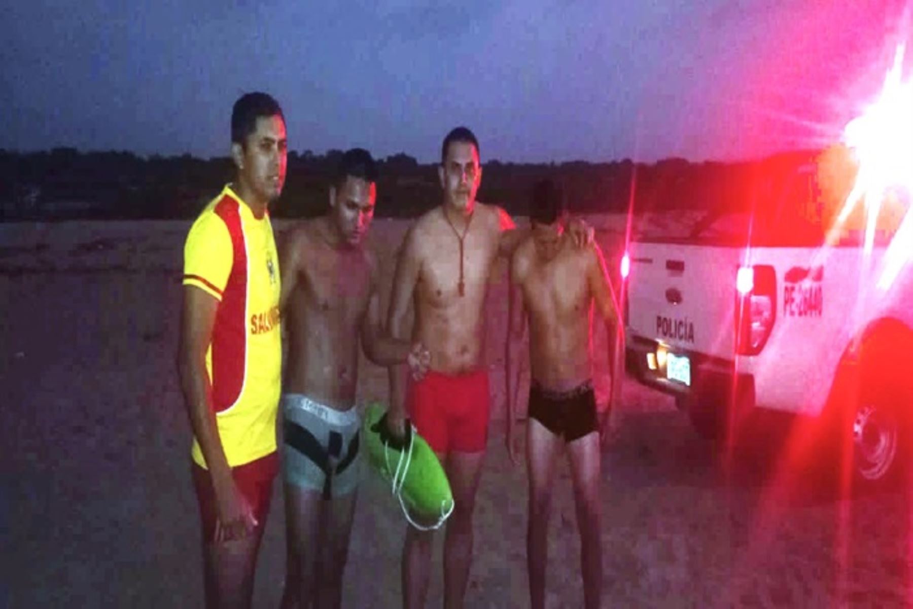 Dos ciudadanos de nacionalidad venezolana fueron rescatados por la Policía de Salvataje de Tumbes cuando eran arrastrados por la fuerte corriente del mar en Playa Hermosa.