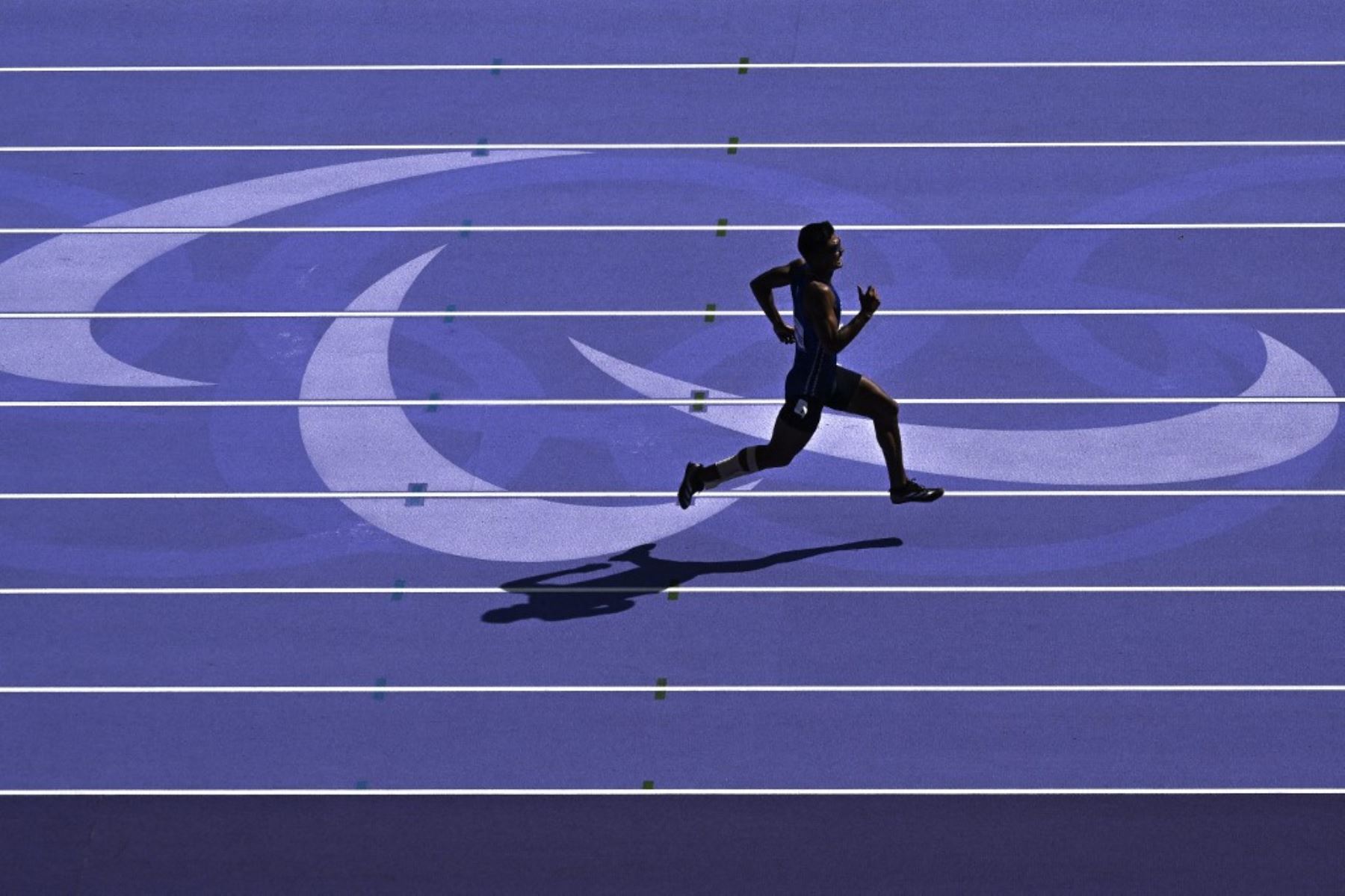 Un atleta compite en la prueba masculina de 100 m T13 durante los Juegos Paralímpicos de París 2024 en el Stade de France en Saint-Denis,  el 1 de septiembre de 2024. Foto: AFP