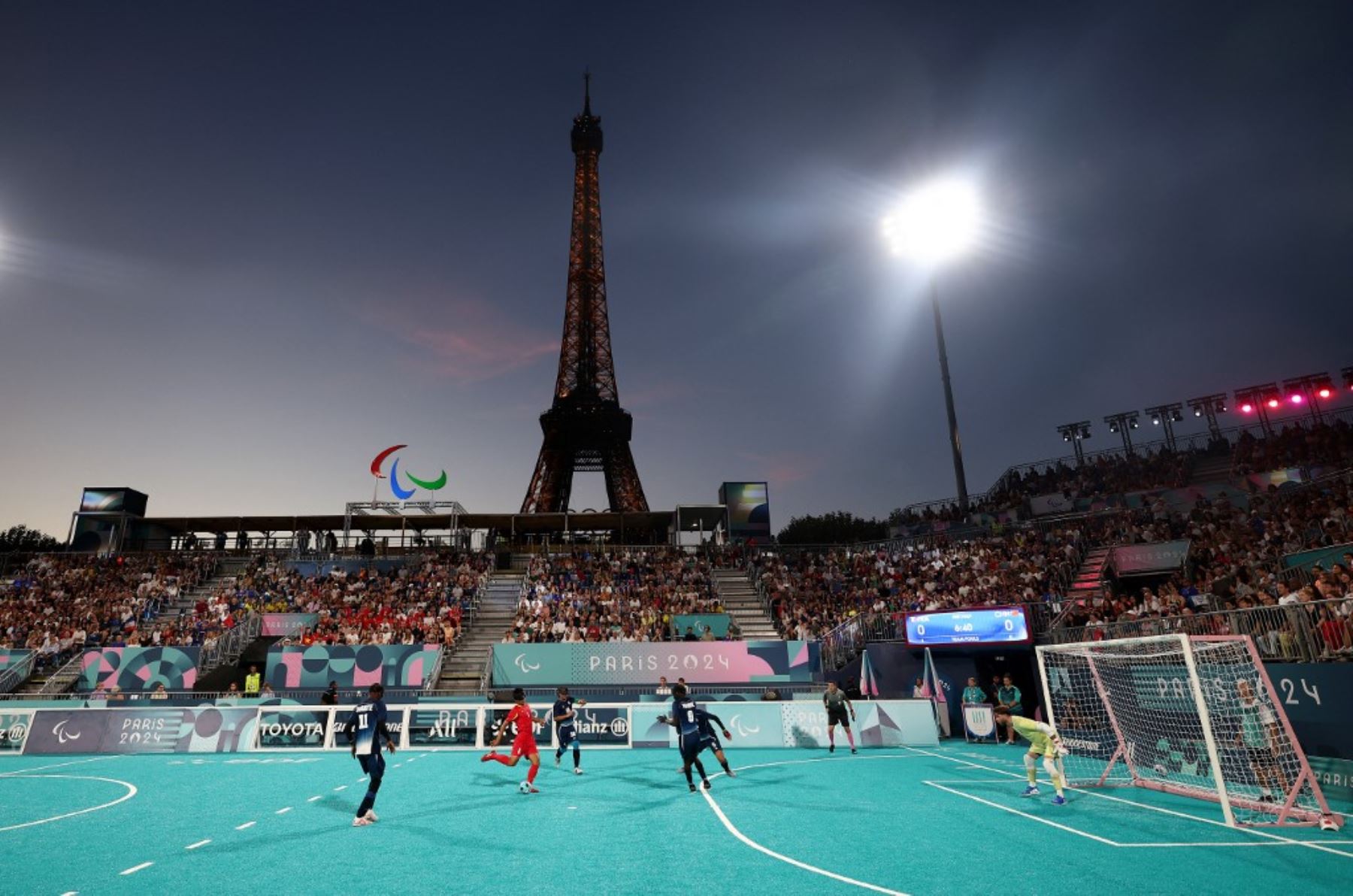 Jugadores franceses y chinos compiten durante el partido 4 del grupo A de la ronda preliminar de fútbol masculino para ciegos en los Juegos Paralímpicos de París 2024 en el Estadio de la Torre Eiffel en París el 1 de septiembre de 2024. Foto: AFP