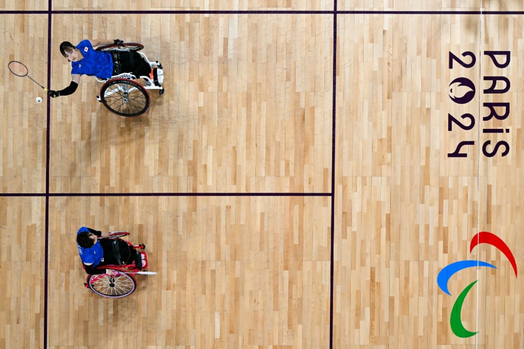 Las jugadoras japonesas Sarina Satomi y Yuma Yamazaki compiten en el partido por la medalla de oro de parabádminton femenino de dobles WH1 - WH2 entre China y Japón durante los Juegos Paralímpicos de París 2024. Foto: AFP