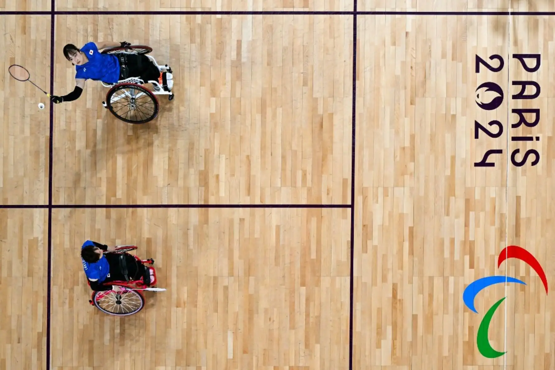 Las jugadoras japonesas Sarina Satomi y Yuma Yamazaki compiten en el partido por la medalla de oro de parabádminton femenino de dobles WH1 - WH2 entre China y Japón durante los Juegos Paralímpicos de París 2024. Foto: AFP