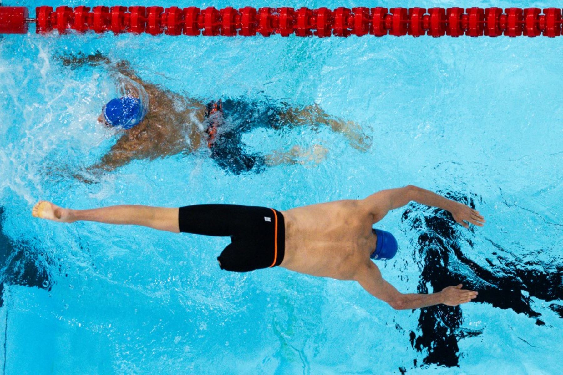 Equipo de Italia compitiendo en el evento de natación de relevo combinado 4x100 m masculino durante los Juegos Paralímpicos de París 2024 en el Arena Paris La Defense en Nanterre,  el 2 de septiembre de 2024. Foto: AFP