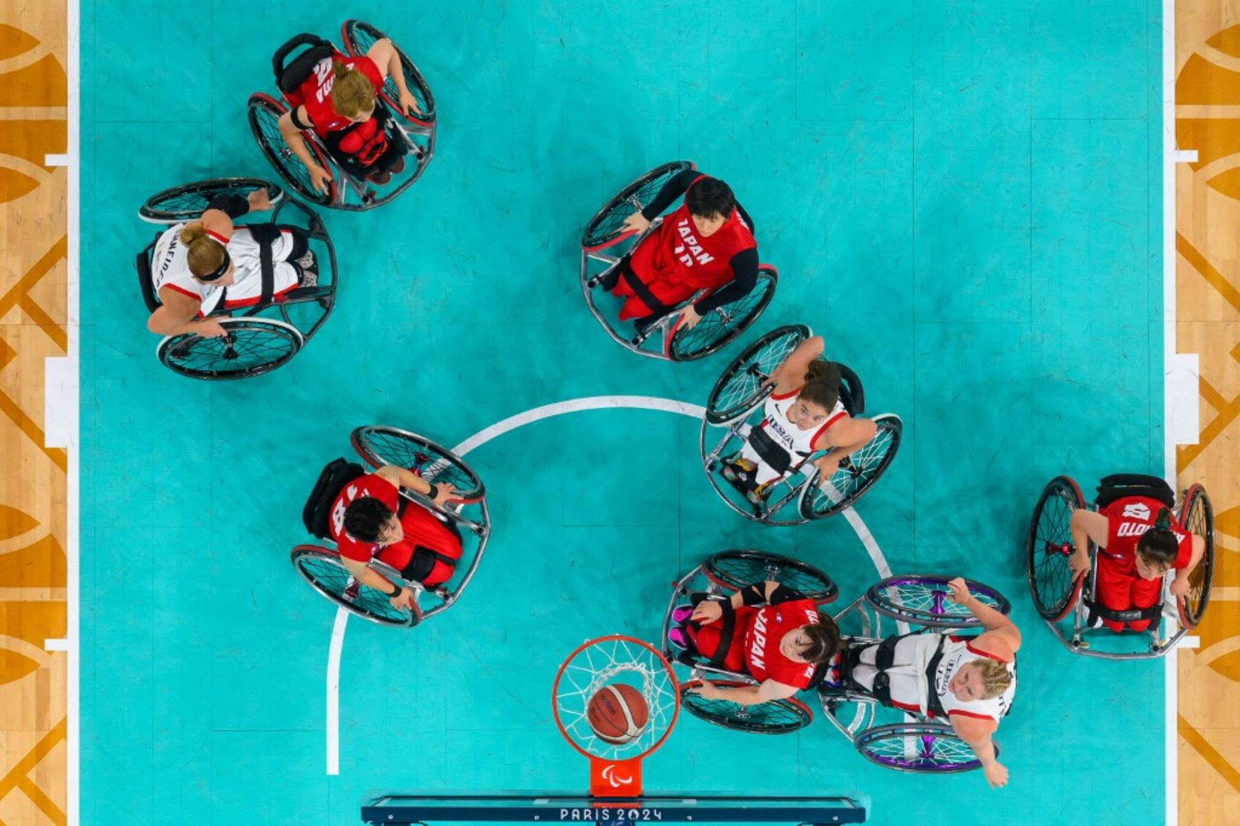 Jugadoras de Estados Unidos y Japón compitiendo en el partido n.° 21 del Grupo B de la ronda preliminar de baloncesto en silla de ruedas femenino, durante los Juegos Paralímpicos de París 2024 en el Bercy Arena, el 2 de septiembre de 2024. Foto: AFP