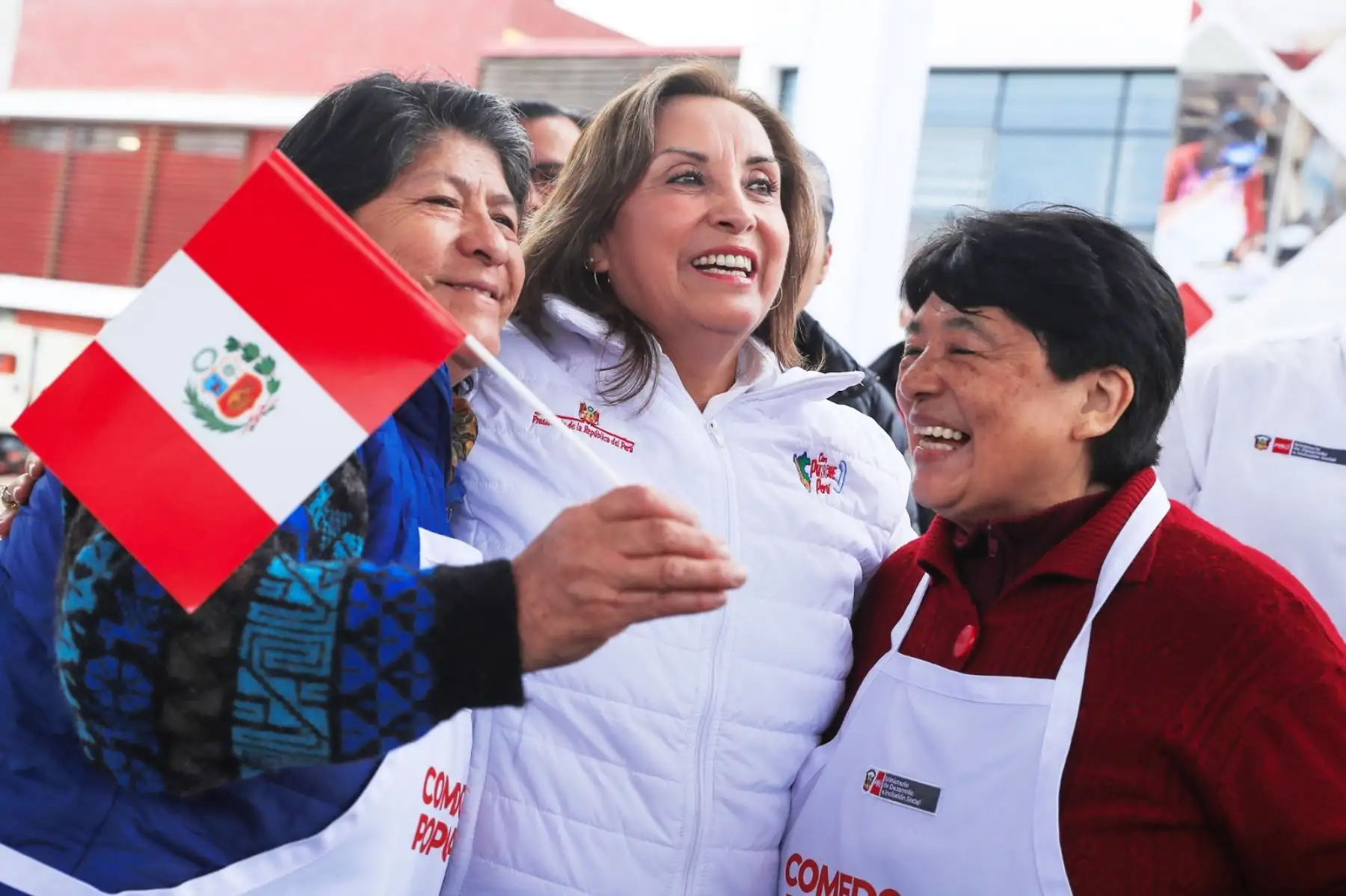 La presidenta de la República Dina Boluarte participó en la entrega de más de 116 kits de módulos de equipamiento para ollas comunes y comedores populares del distrito limeño de San Martín de Porres.