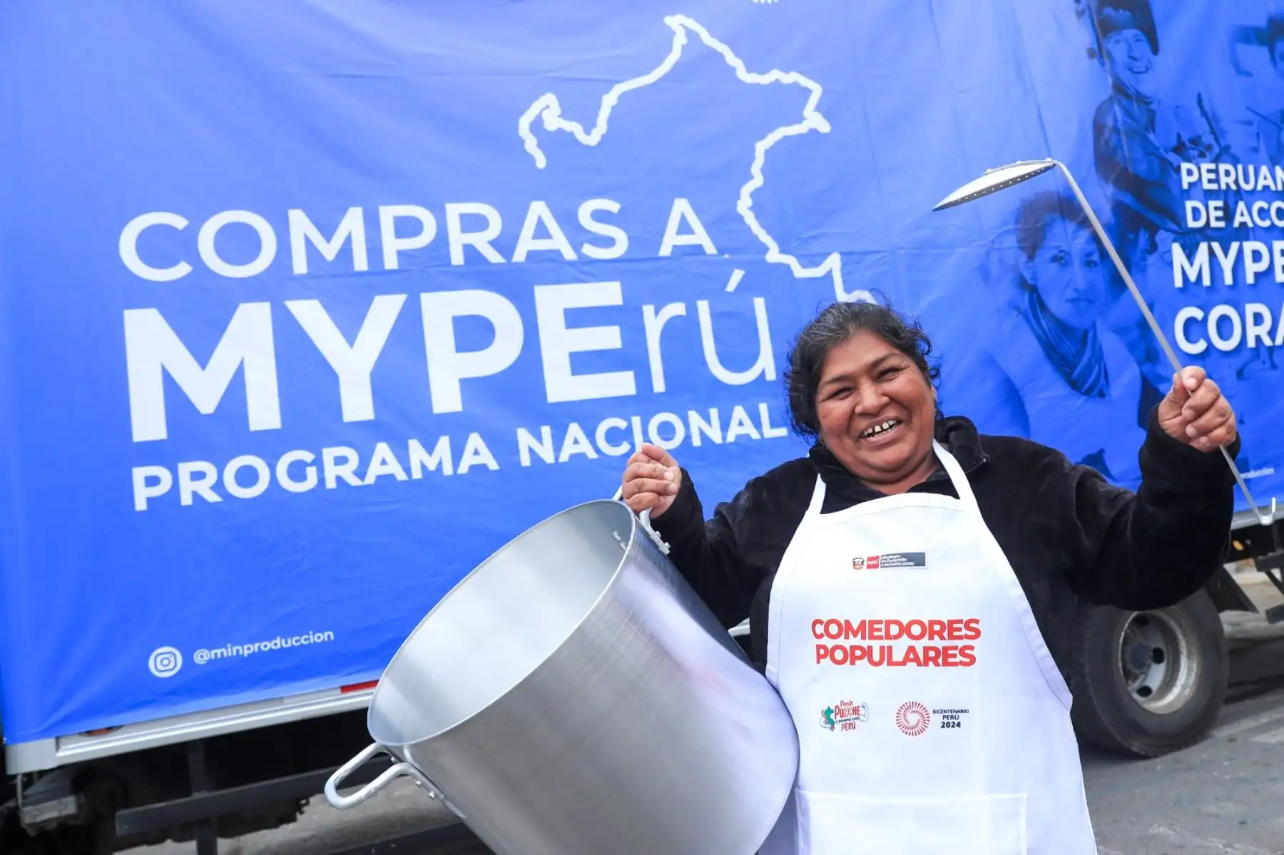 La presidenta de la República Dina Boluarte participó en la entrega de más de 116 kits de módulos de equipamiento para ollas comunes y comedores populares del distrito limeño de San Martín de Porres. Foto: ANDINA/Prensa Presidencia