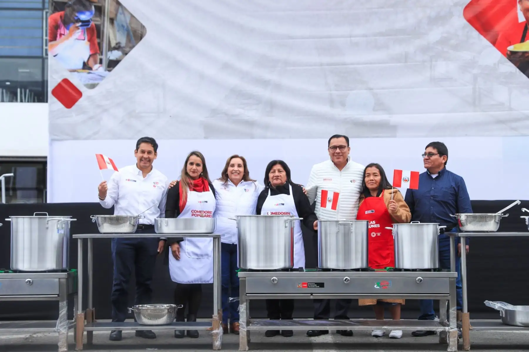 La presidenta de la República Dina Boluarte participó en la entrega de más de 116 kits de módulos de equipamiento para ollas comunes y comedores populares del distrito limeño de San Martín de Porres. Foto: ANDINA/Prensa Presidencia