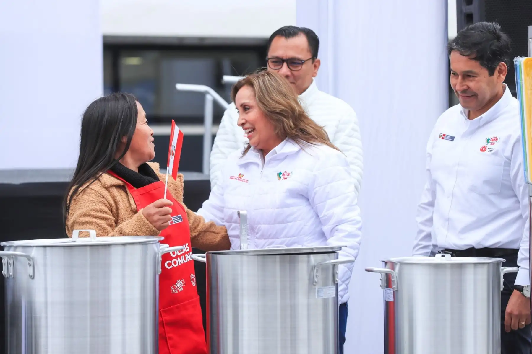 La presidenta de la República Dina Boluarte participó en la entrega de más de 116 kits de módulos de equipamiento para ollas comunes y comedores populares del distrito limeño de San Martín de Porres. Foto: ANDINA/Prensa Presidencia