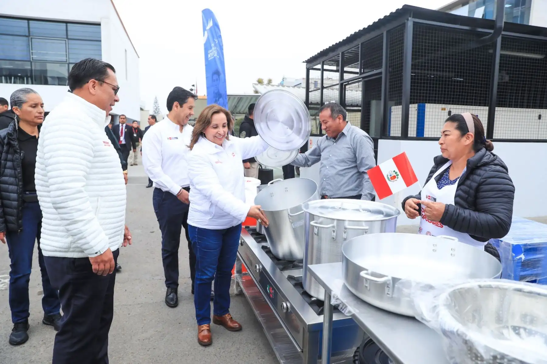 La presidenta de la República Dina Boluarte participó en la entrega de más de 116 kits de módulos de equipamiento para ollas comunes y comedores populares del distrito limeño de San Martín de Porres. Foto: ANDINA/Prensa Presidencia