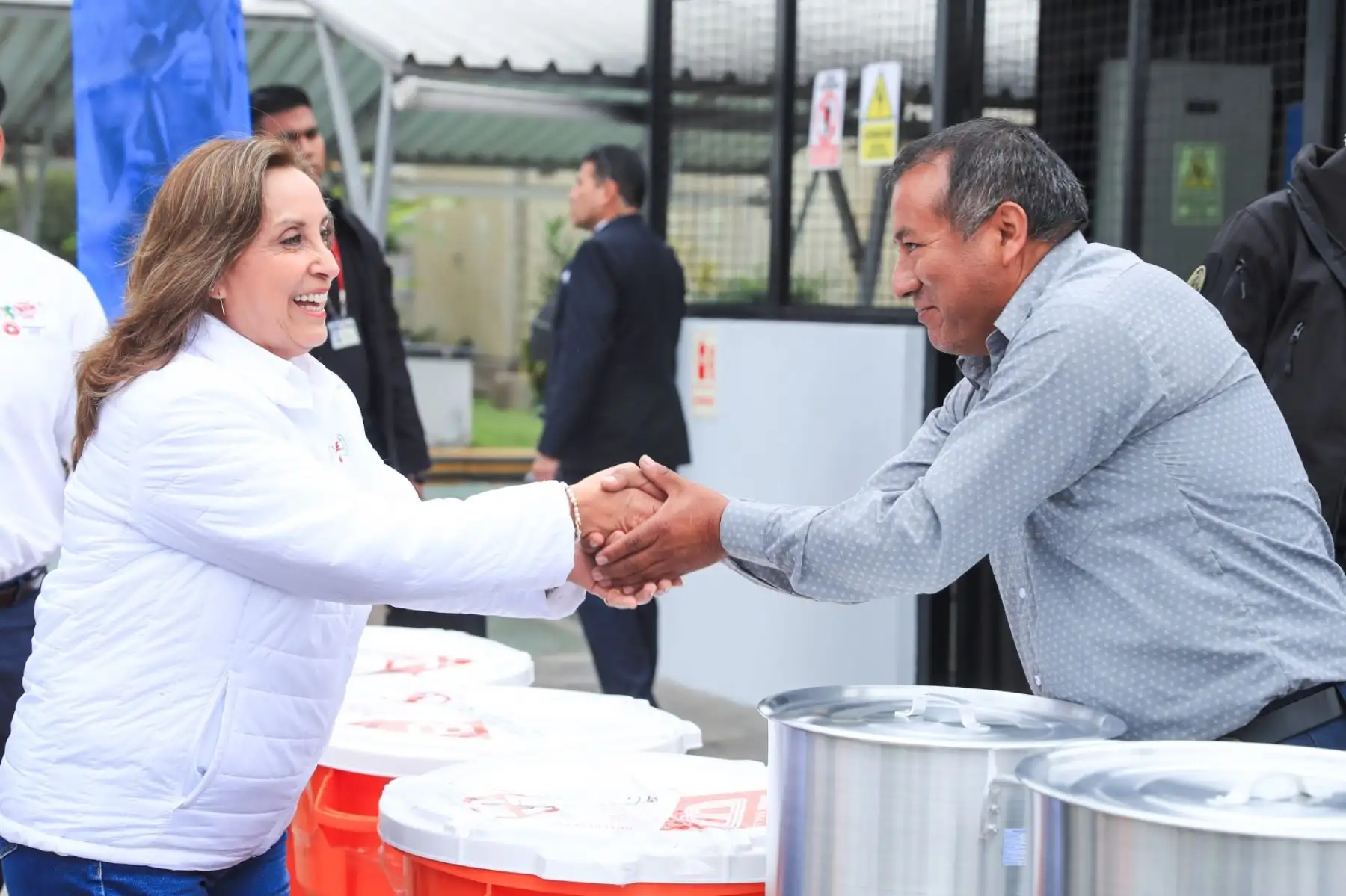 La presidenta de la República Dina Boluarte participó en la entrega de más de 116 kits de módulos de equipamiento para ollas comunes y comedores populares del distrito limeño de San Martín de Porres. Foto: ANDINA/Prensa Presidencia