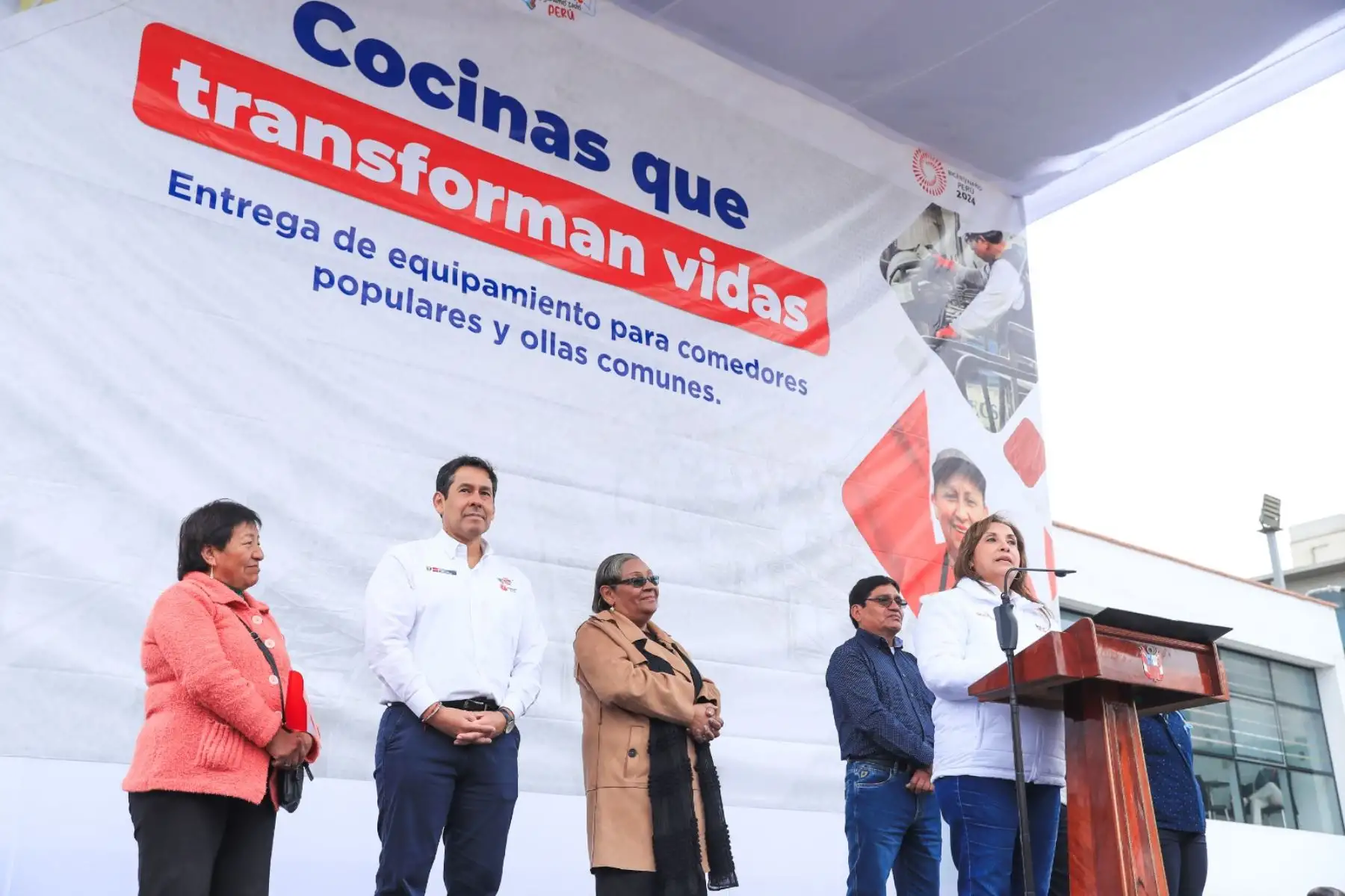 La presidenta de la República Dina Boluarte participó en la entrega de más de 116 kits de módulos de equipamiento para ollas comunes y comedores populares del distrito limeño de San Martín de Porres. Foto: ANDINA/Prensa Presidencia