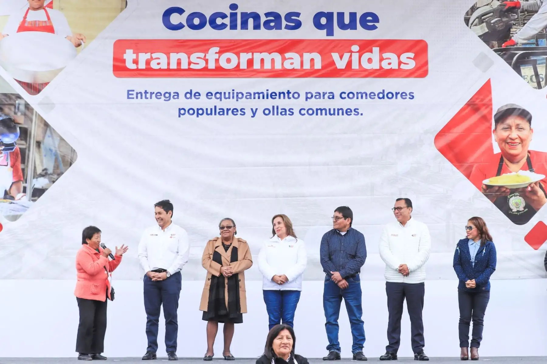 La presidenta de la República Dina Boluarte participó en la entrega de más de 116 kits de módulos de equipamiento para ollas comunes y comedores populares del distrito limeño de San Martín de Porres. Foto: ANDINA/Prensa Presidencia