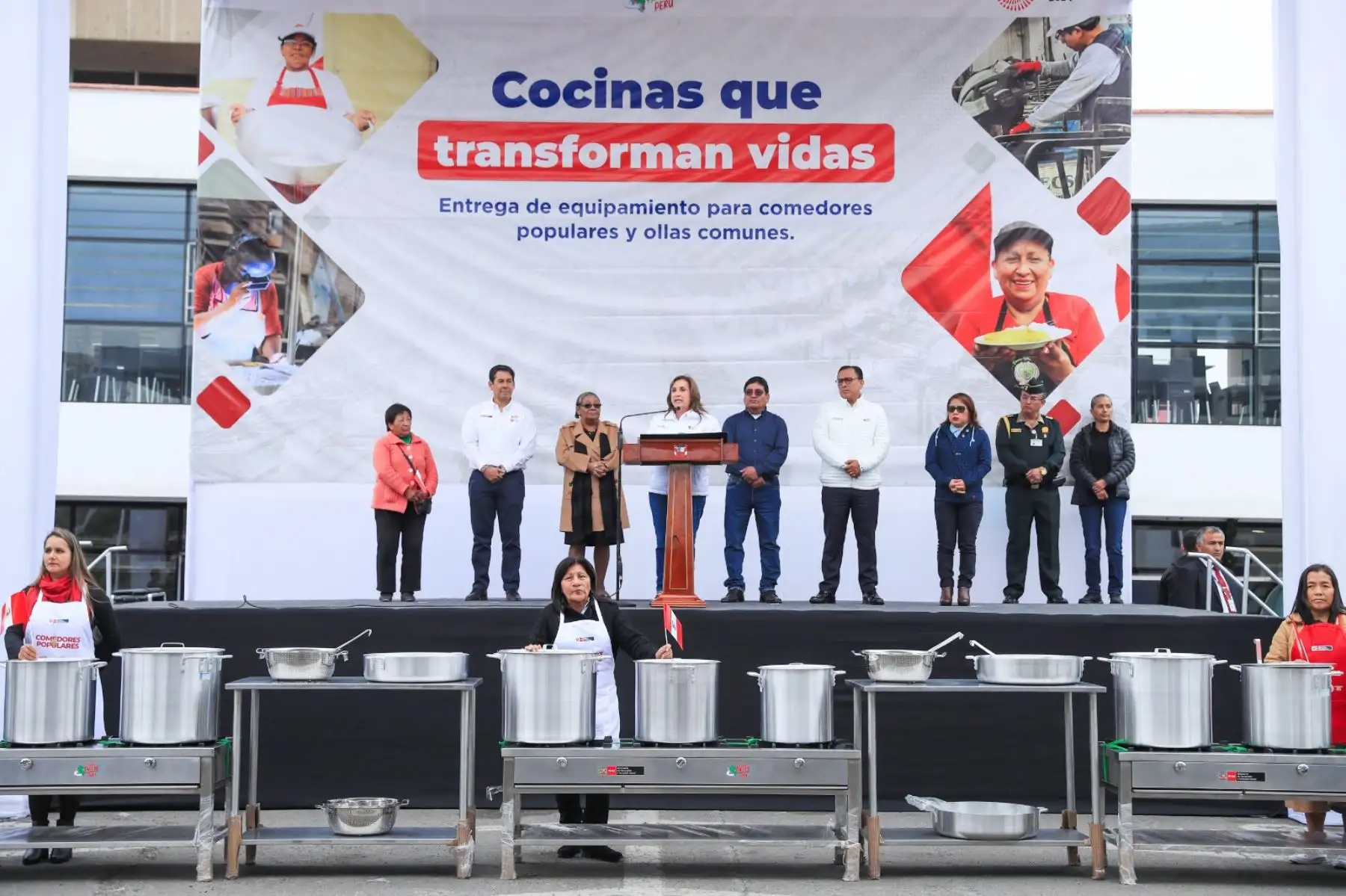 La presidenta de la República Dina Boluarte participó en la entrega de más de 116 kits de módulos de equipamiento para ollas comunes y comedores populares del distrito limeño de San Martín de Porres. Foto: ANDINA/Prensa Presidencia