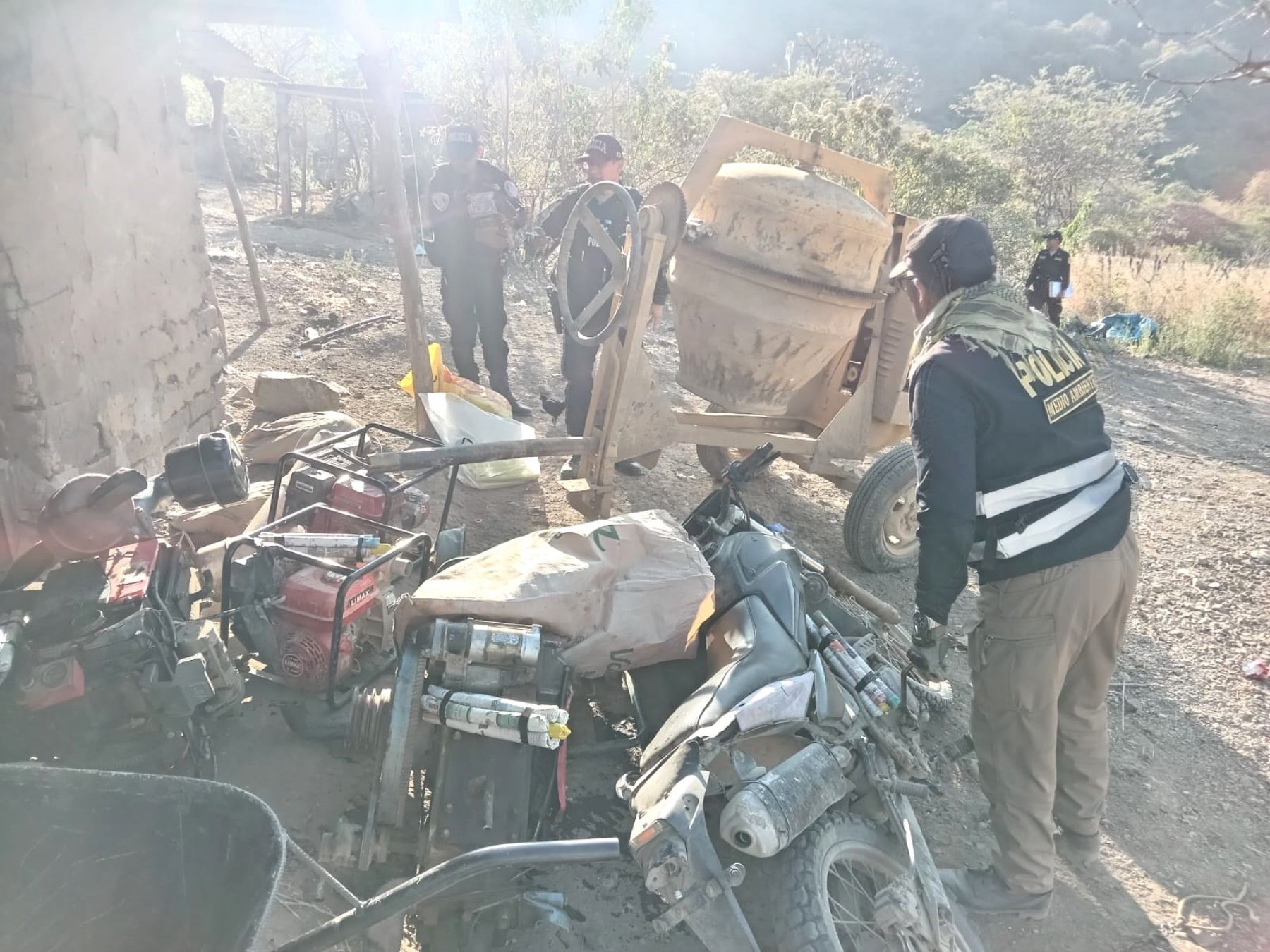 Un operativo multisectorial ejecutado por autoridades de Piura culminó con la destrucción de cuatro campamentos de mineros ilegales en la provincia de Ayabaca. ANDINA/Difusión