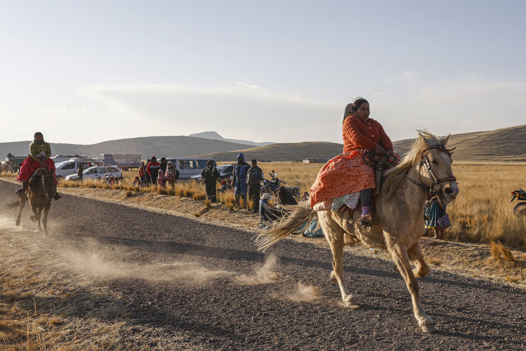 Una jinete perteneciente al pueblo indígena aymara participa en una carrera de caballos en la comunidad Molino, ubicada en el distrito de Acora, a 4000 metros sobre el nivel del mar en Puno, Perú.
Foto: AFP