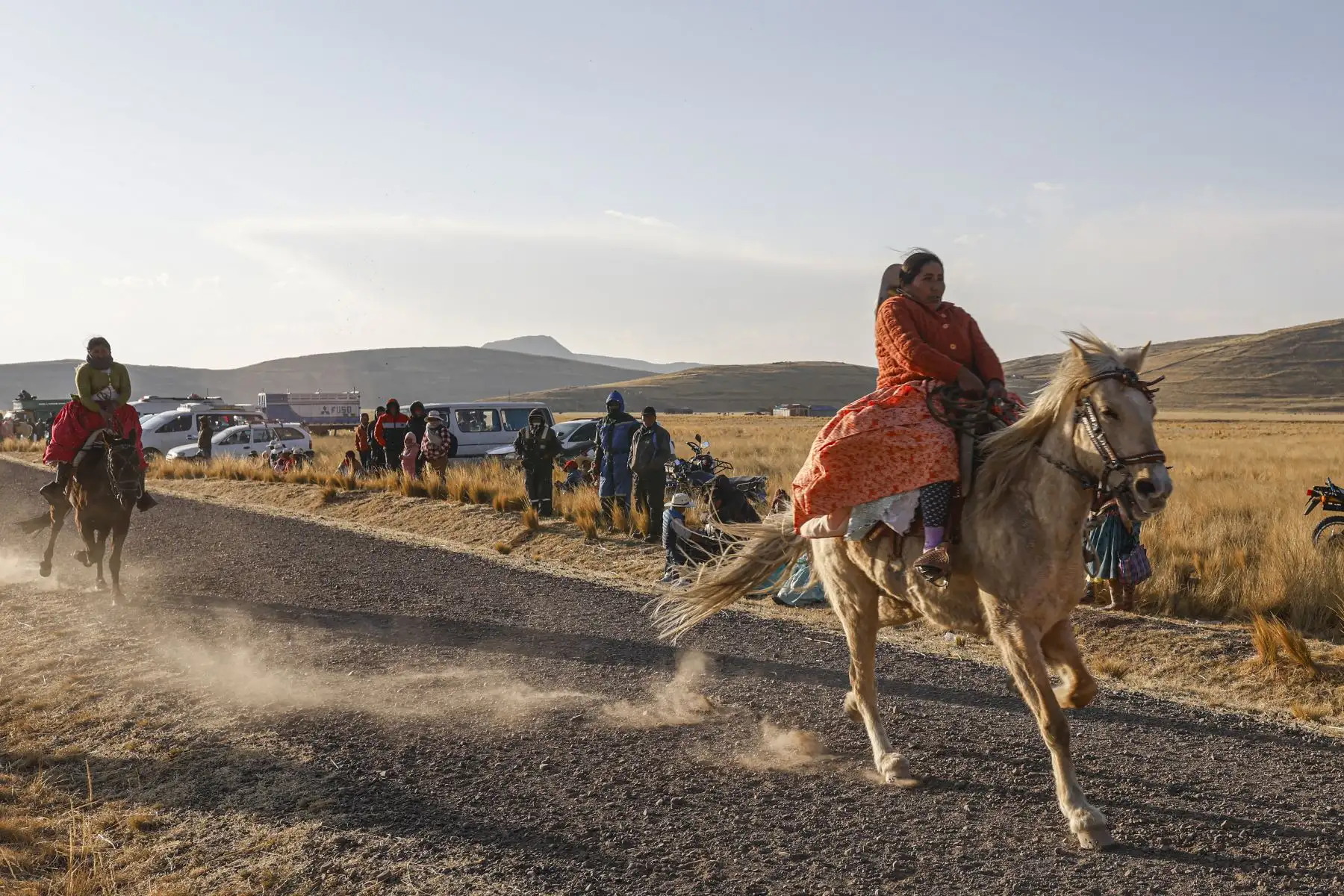 Una jinete perteneciente al pueblo indígena aymara participa en una carrera de caballos en la comunidad Molino, ubicada en el distrito de Acora, a 4000 metros sobre el nivel del mar en Puno, Perú.
Foto: AFP
