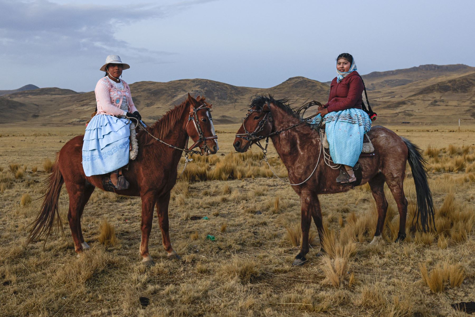 Dos jinetes pertenecientes al pueblo indígena aymara posan para una fotografía luego de participar en una carrera de caballos en la comunidad Molino, ubicada en el distrito de Acora, a 4000 metros sobre el nivel del mar en Puno, Perú.
Foto: AFP