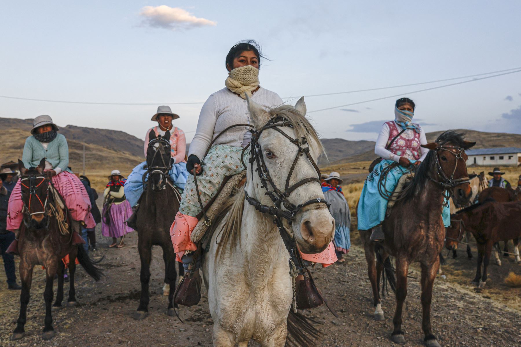 Jinetes pertenecientes al pueblo indígena aymara se preparan para participar en una carrera de caballos en la comunidad Molino, ubicada en el distrito de Acora, a 4000 metros sobre el nivel del mar en Puno, Perú.
Foto: AFP