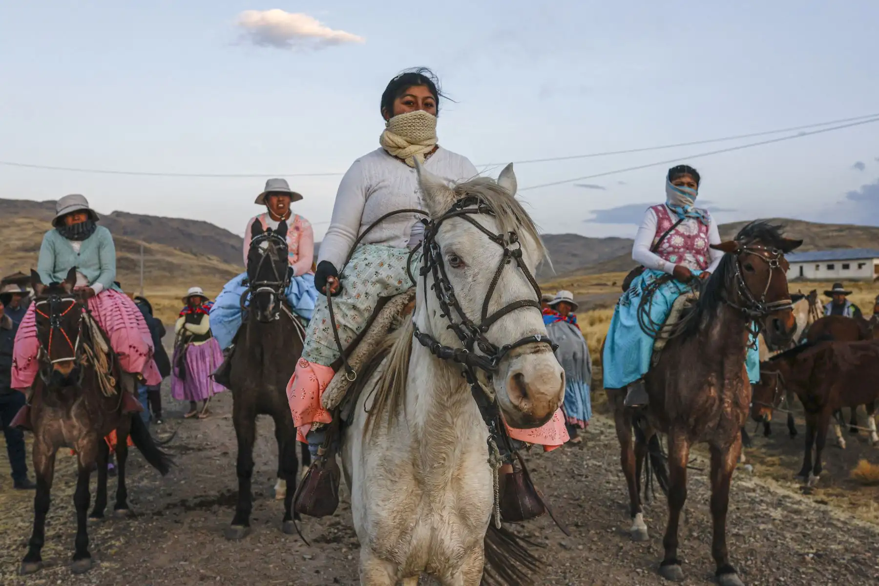Jinetes pertenecientes al pueblo indígena aymara se preparan para participar en una carrera de caballos en la comunidad Molino, ubicada en el distrito de Acora, a 4000 metros sobre el nivel del mar en Puno, Perú.
Foto: AFP
