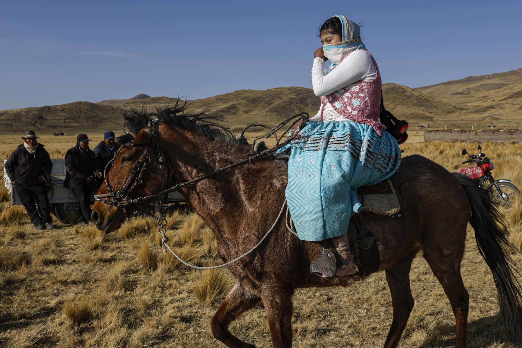 Una jinete perteneciente al pueblo indígena aymara participa en una carrera de caballos en la comunidad Molino, ubicada en el distrito de Acora, a 4000 metros sobre el nivel del mar en Puno, Perú.
Foto: AFP