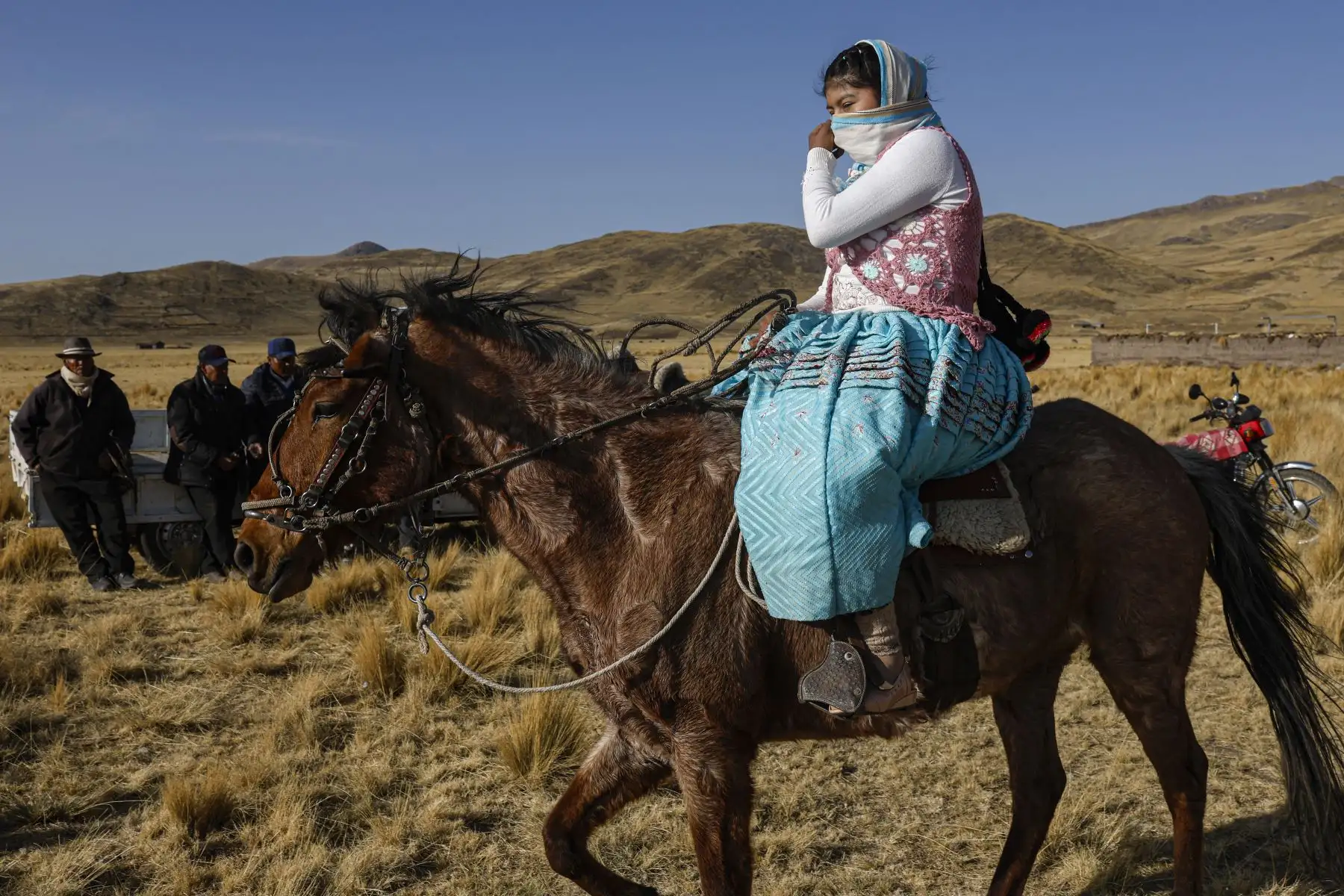 Una jinete perteneciente al pueblo indígena aymara participa en una carrera de caballos en la comunidad Molino, ubicada en el distrito de Acora, a 4000 metros sobre el nivel del mar en Puno, Perú.
Foto: AFP