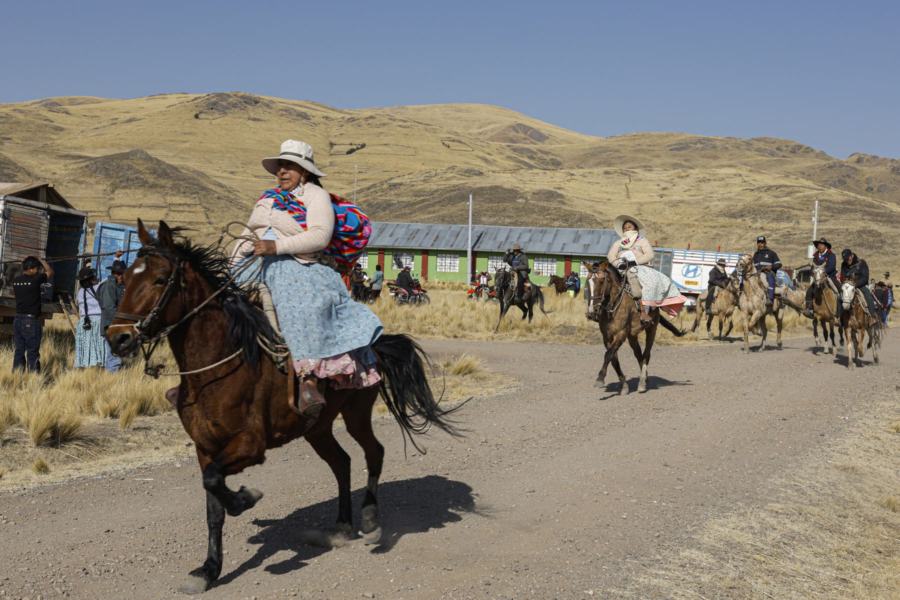 Jinetes pertenecientes al pueblo indígena aymara llegan para participar en una carrera de caballos en la comunidad Molino, ubicada en el distrito de Acora, a 4000 metros sobre el nivel del mar en Puno, sur de Perú.
Foto: AFP