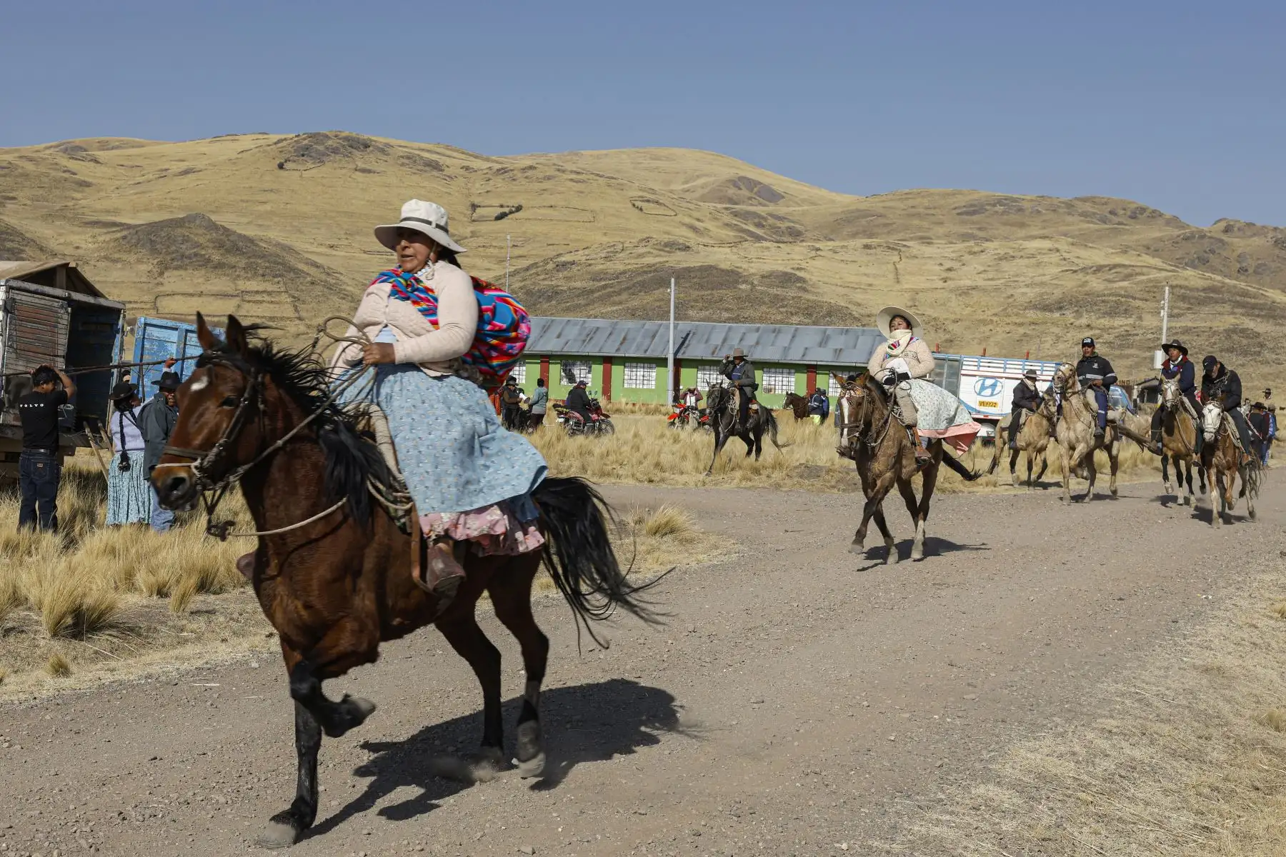 Jinetes pertenecientes al pueblo indígena aymara llegan para participar en una carrera de caballos en la comunidad Molino, ubicada en el distrito de Acora, a 4000 metros sobre el nivel del mar en Puno, sur de Perú.
Foto: AFP
