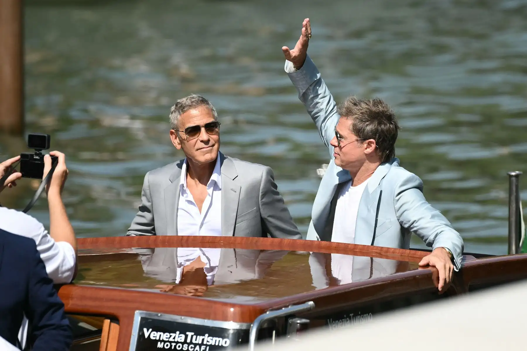 Con la tranquilidad de participar fuera de concurso, y dispuestos a traer un poco de ligereza y humor a Venecia, Pitt y Clooney interpretan en "Wolfs" a un par de tipos que tienen que limpiar la escena de un crimen, sin saber que la situación pronto se volverá caótica. Foto: AFP
