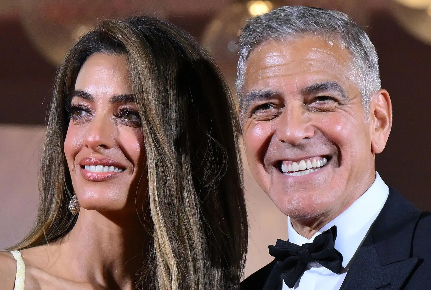 Finalmente, ambos saludaron a los cámaras y reporteros, sentándose con ellos, y después posaron en la foto de familia de la película que han estrenado fuera de concurso en la Mostra, la comedia de acción 
