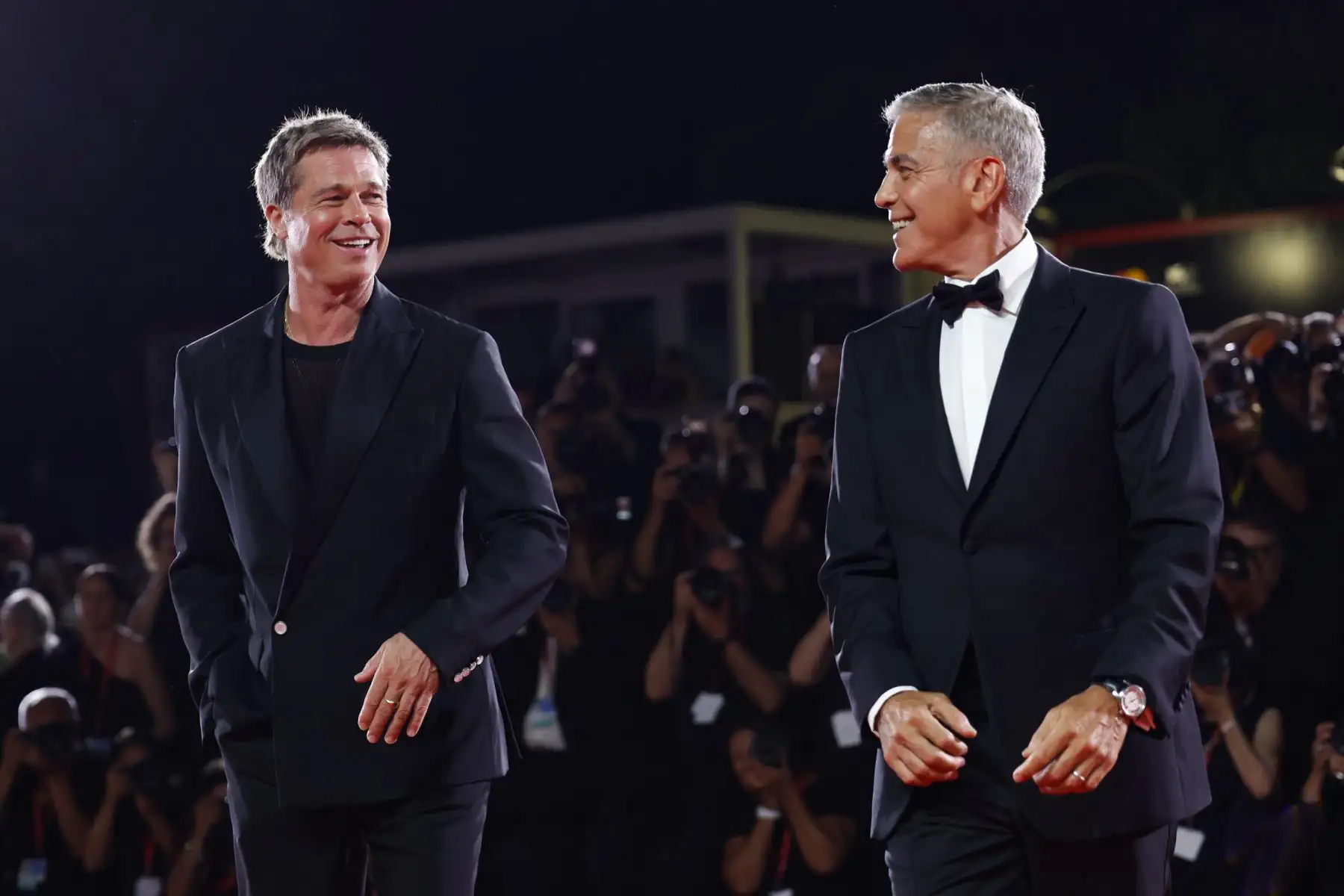 De lo que se trataba era de poder "atizarle en la cara" durante la película, repuso Pitt. Pero ese fragmento "lo cortaron" en el montaje de "Wolfs", replicó Clooney. Foto: EFE