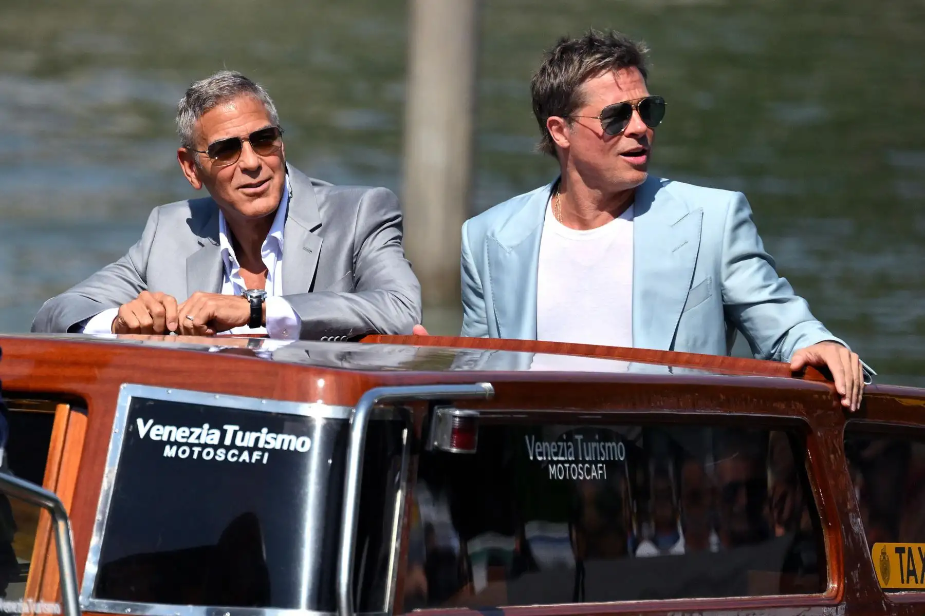 El duo de sexagenarios más atractivo de Hollywood, Brad Pitt y George Clooney, desembarcó el domingo en la Mostra de Venecia con una comedia bajo el brazo, "Wolfs", mientras que el director Brady Corbet sacudía al público con un drama absorbente, "The Brutalist". Foto: EFE