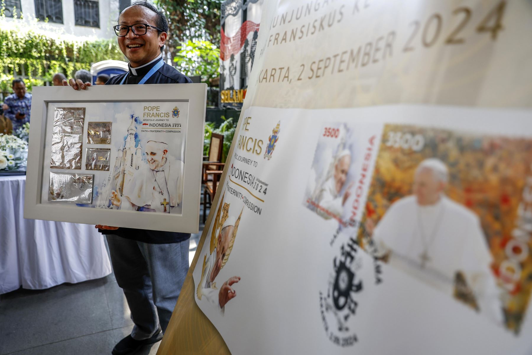 El pastor Hani Rudi Hartoko, de la Catedral de Yakarta, tiene un marco que muestra sellos conmemorativos de la visita del Papa Francisco a Indonesia, durante una ceremonia de lanzamiento en la Catedral de Yakarta, Indonesia.
Foto: EFE