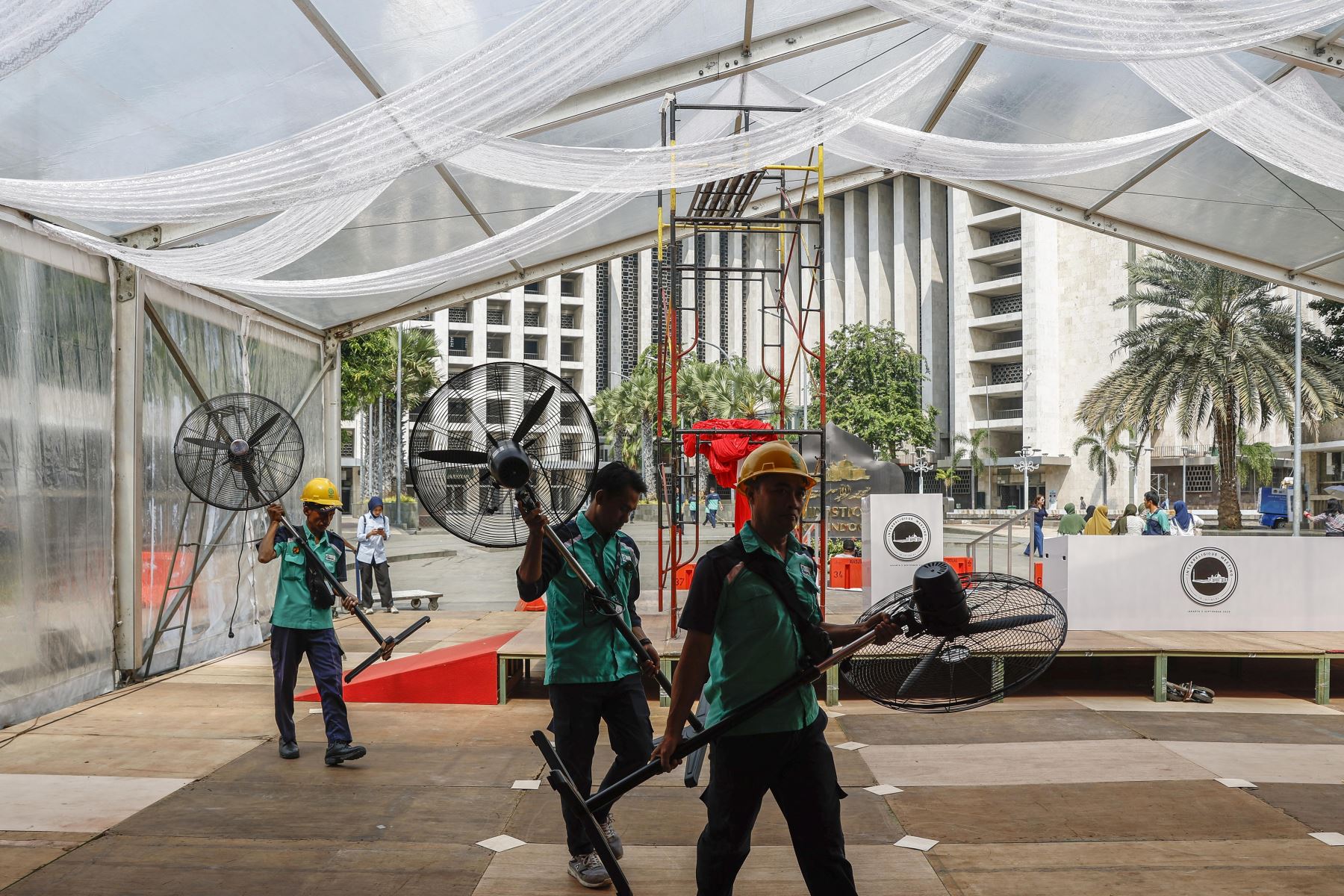 Los trabajadores llevan ventiladores durante una preparación previa a la visita del Papa Francisco, en la Mezquita Istiqlal en Yakarta, Indonesia.
Foto: EFE