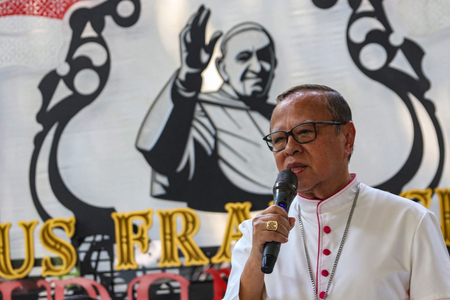 El arzobispo de Yakarta, Ignatius Suharyo, habla durante la ceremonia de lanzamiento de una nueva serie de sellos antes de la visita del Papa Francisco durante la ceremonia de lanzamiento en la Catedral de Yakarta .
Foto: AFP