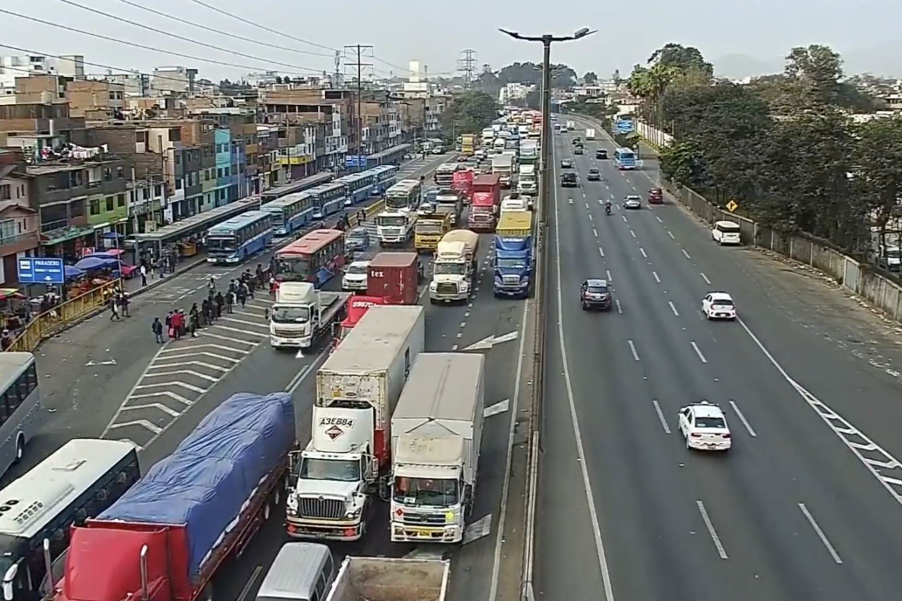 Miles de conductores y pasajeros se vieron perjudicados hoy por el cierre de un sector de la Panamericana Sur a raíz de la fuga de gas de un camión cisterna. Foto: Captura TV