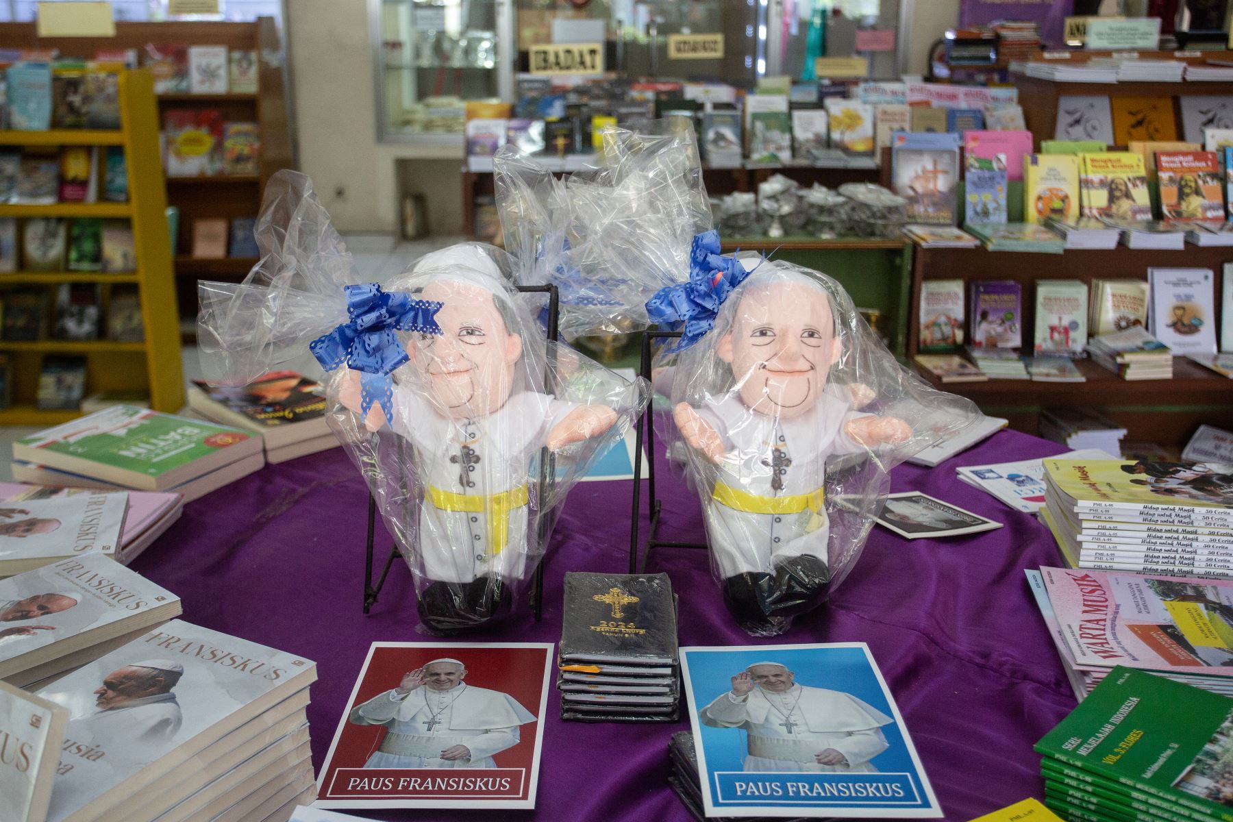 Muñecas y libros del Papa Francisco se exhiben a la venta en una librería de la Iglesia Católica San Antonio de Padua en Yogyakarta.
Foto: AFP