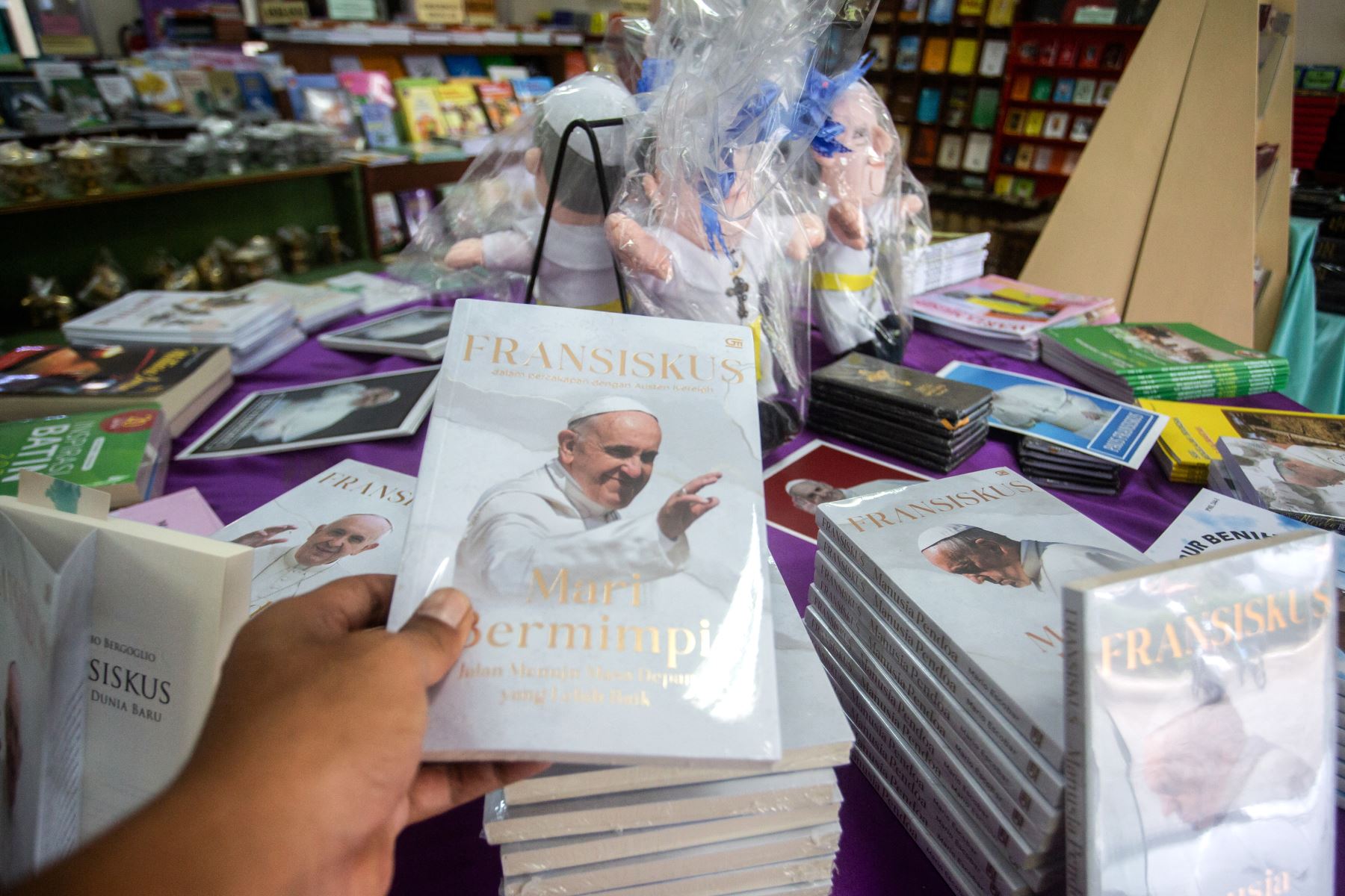 Muñecas y libros del Papa Francisco se exhiben a la venta en una librería de la Iglesia Católica San Antonio de Padua en Yogyakarta.
Foto: AFP