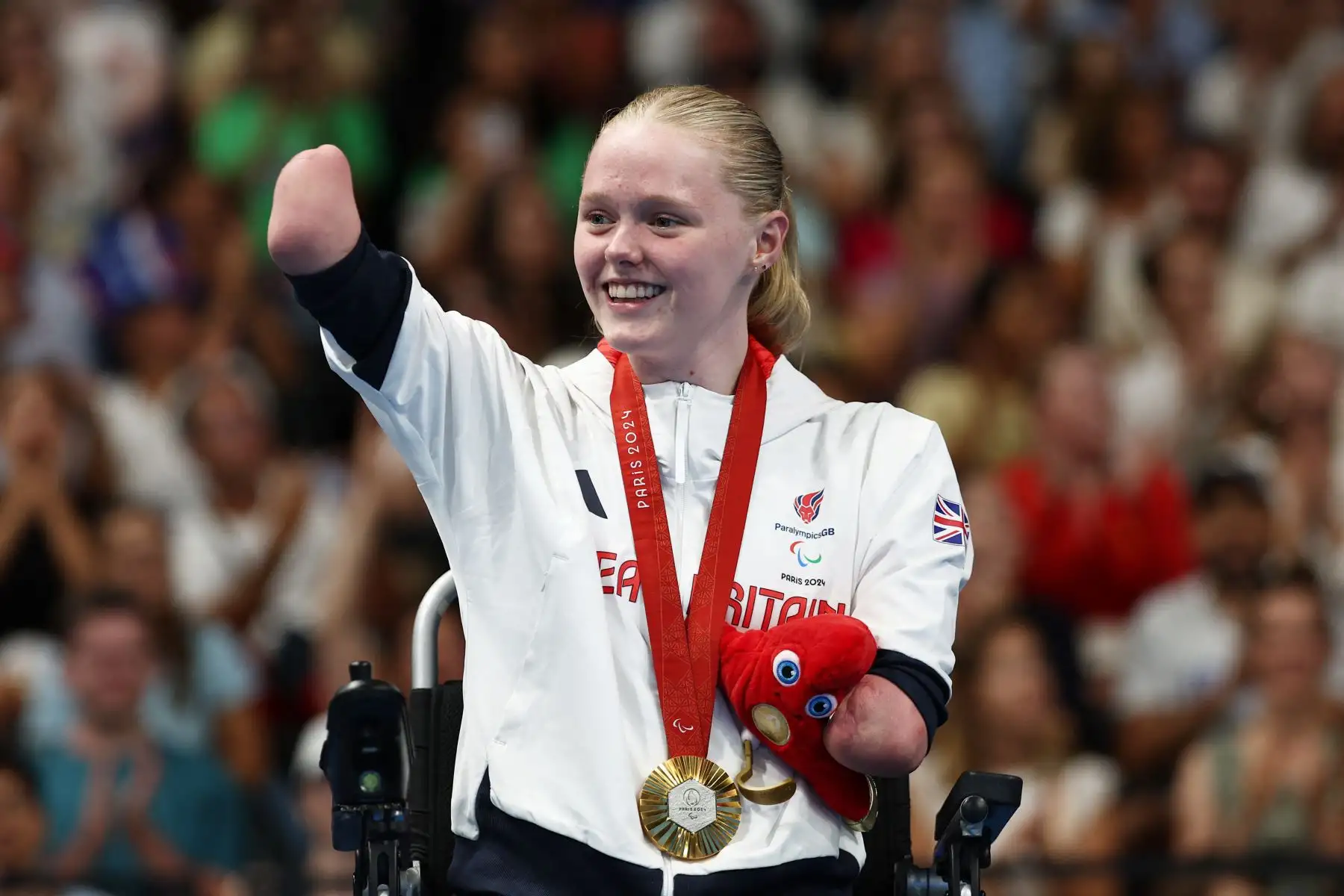 La medallista de oro británica Ellie Challis celebra durante la ceremonia de victoria en la final de 50 m espalda S3 femenina en los Juegos Paralímpicos de París 2024. Foto: AFP