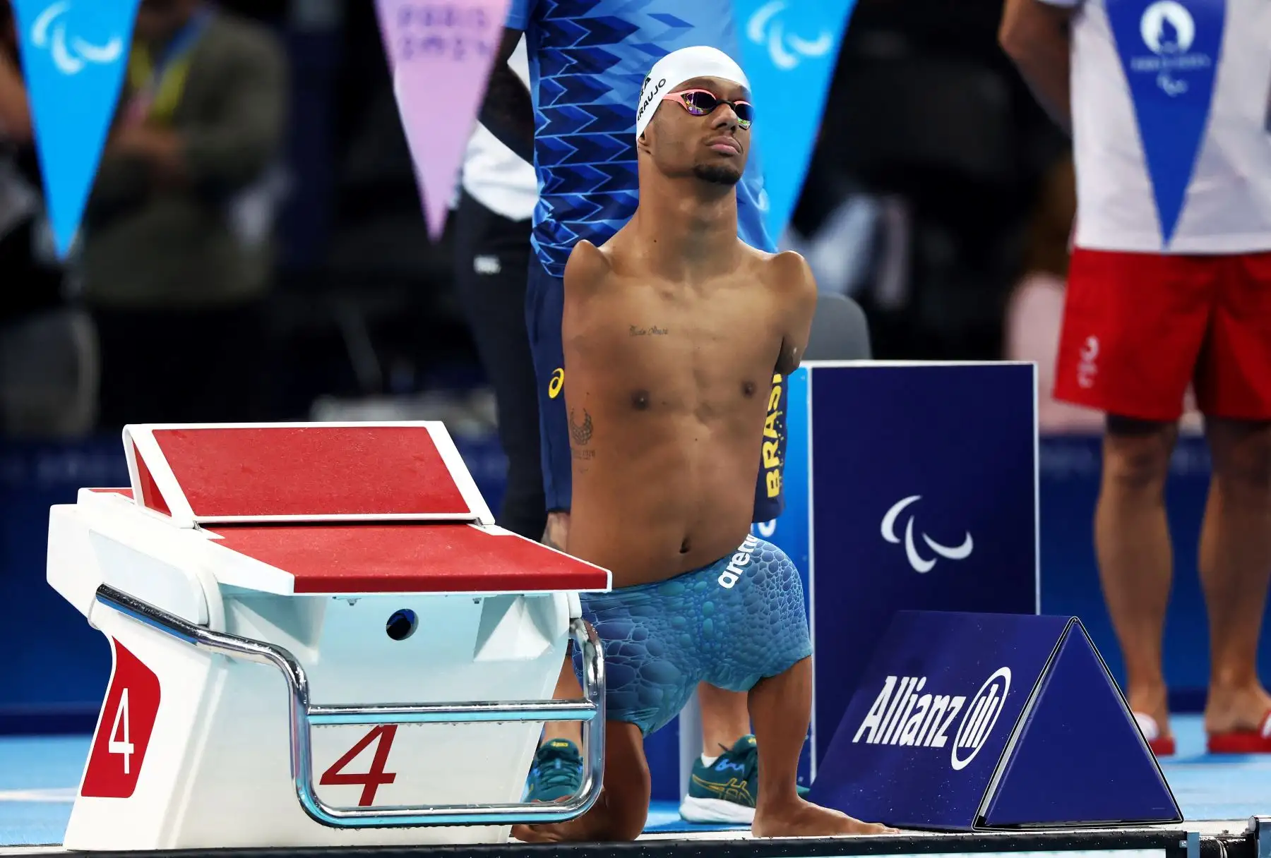 El brasileño Gabriel Geraldo dos Santos Araujo se prepara para competir en la final de 200 m estilo libre masculino S2 en los Juegos Paralímpicos de París 2024. Foto: AFP