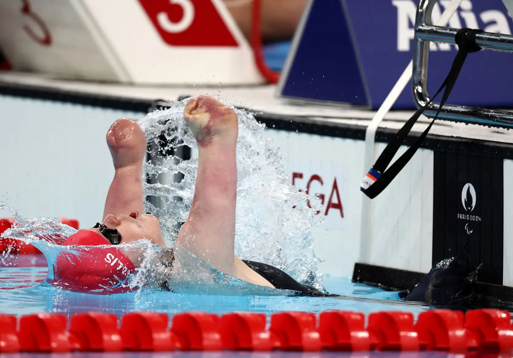 La nadadora británica Ellie Challis compite durante la final femenina de 50 m espalda S3 durante los Juegos Paralímpicos de París 2024. Foto: AFP